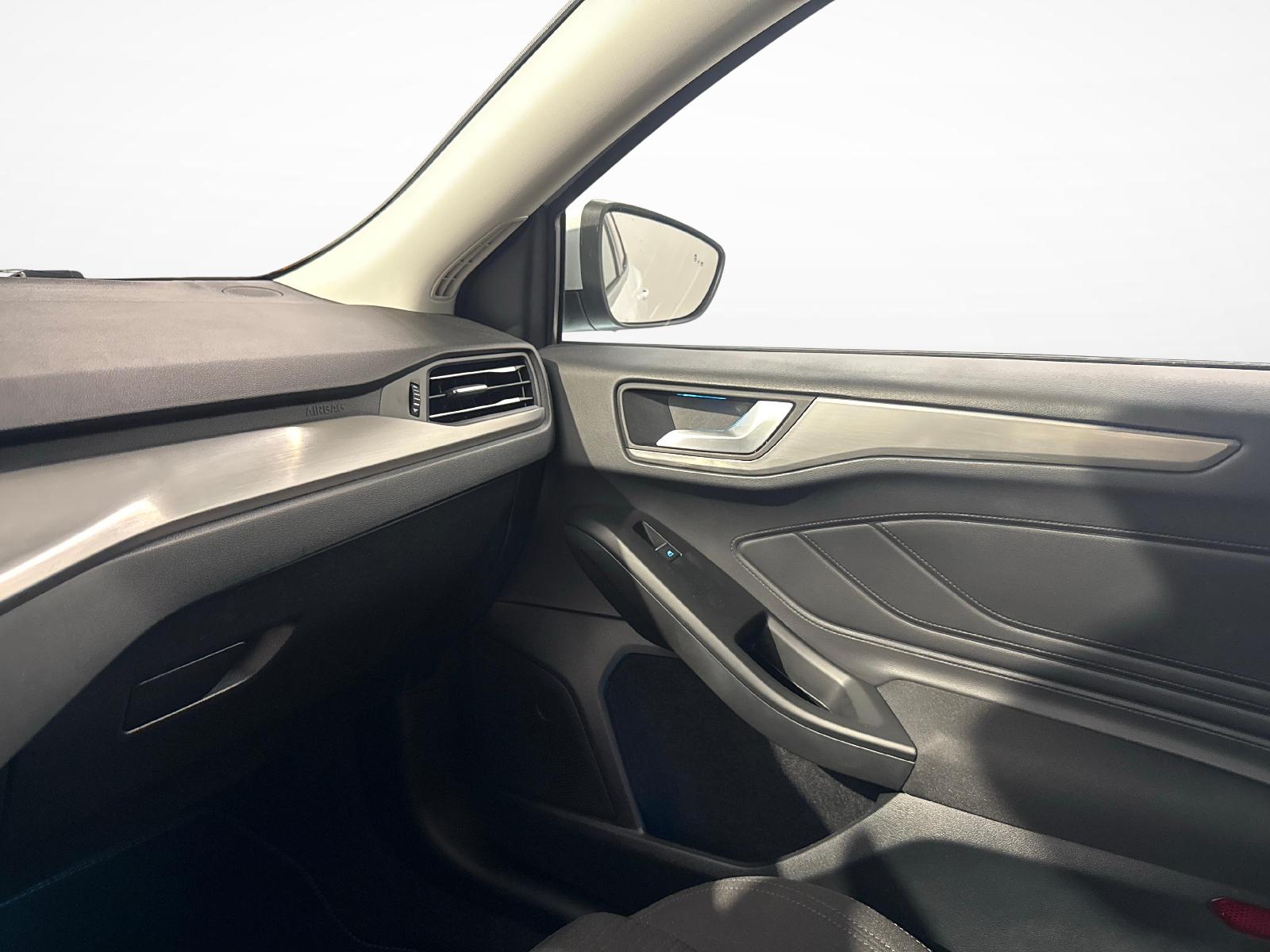 FORD Focus 1.0i EcoB Hybrid 155 Titanium X-image-16