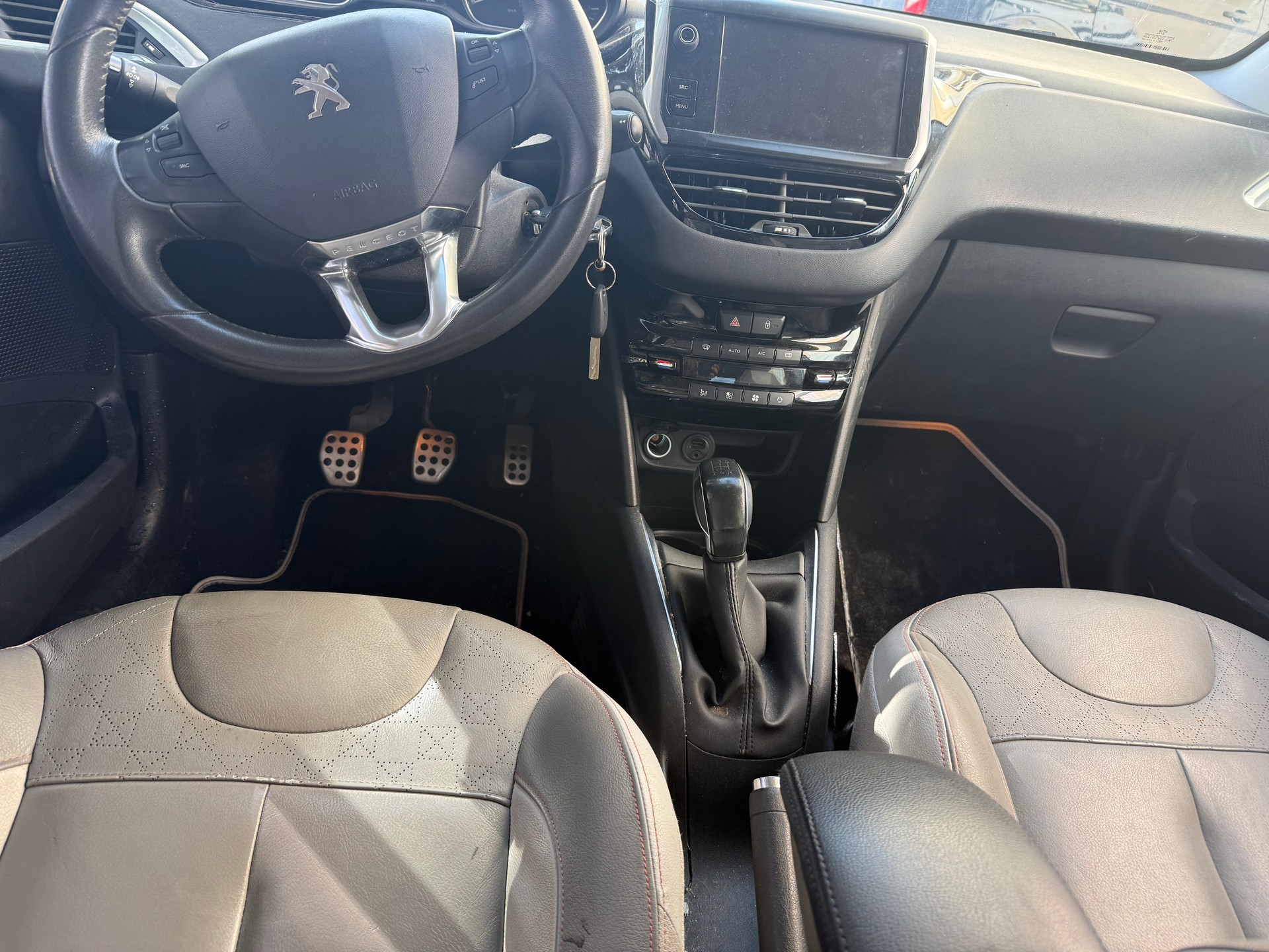 PEUGEOT 208 1.2 THP Roland Garros-image-4