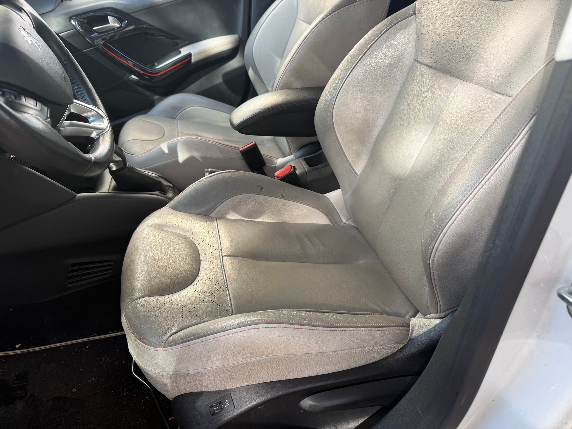 PEUGEOT 208 1.2 THP Roland Garros-image-5