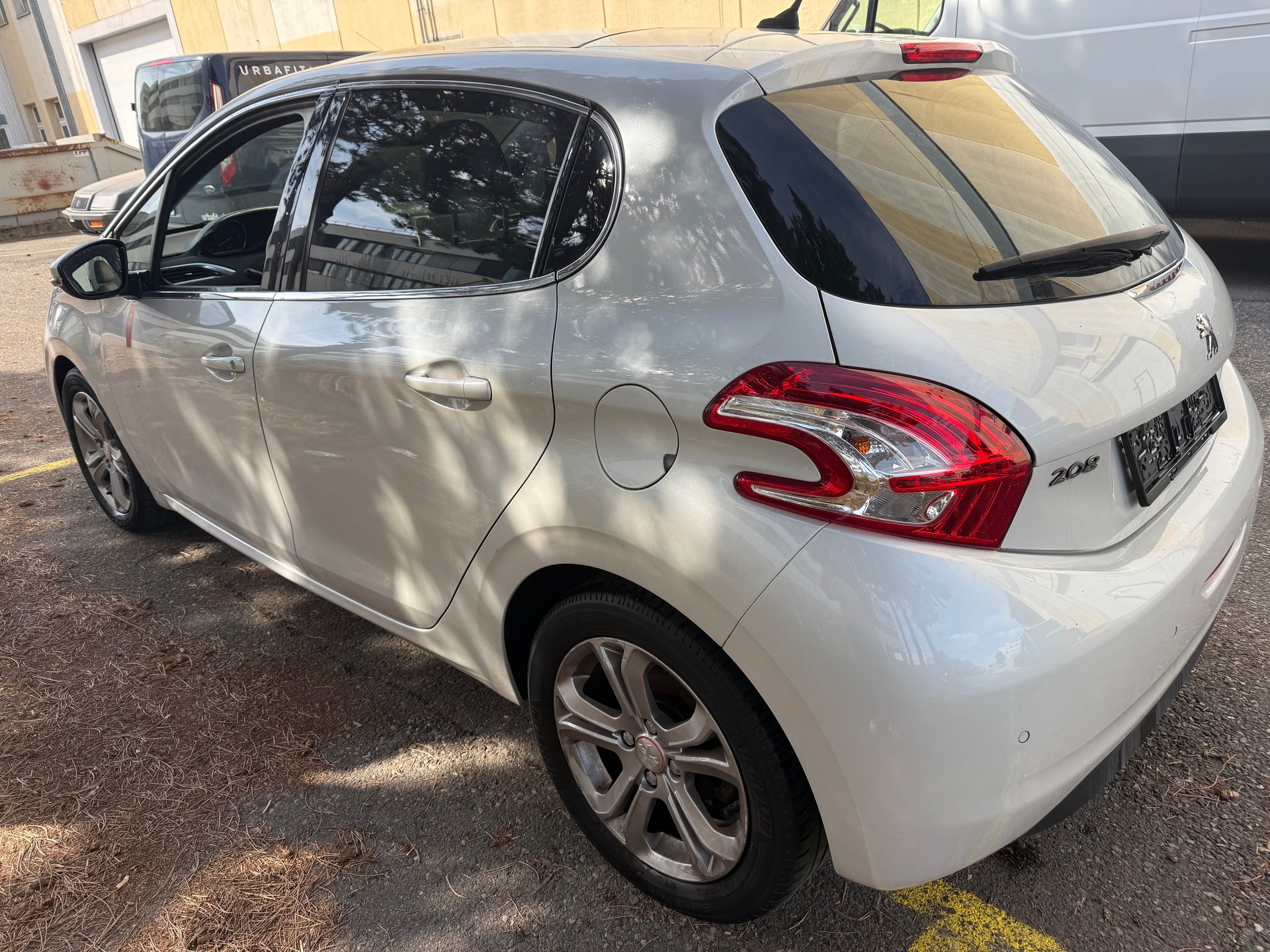 PEUGEOT 208 1.2 THP Roland Garros-image-3