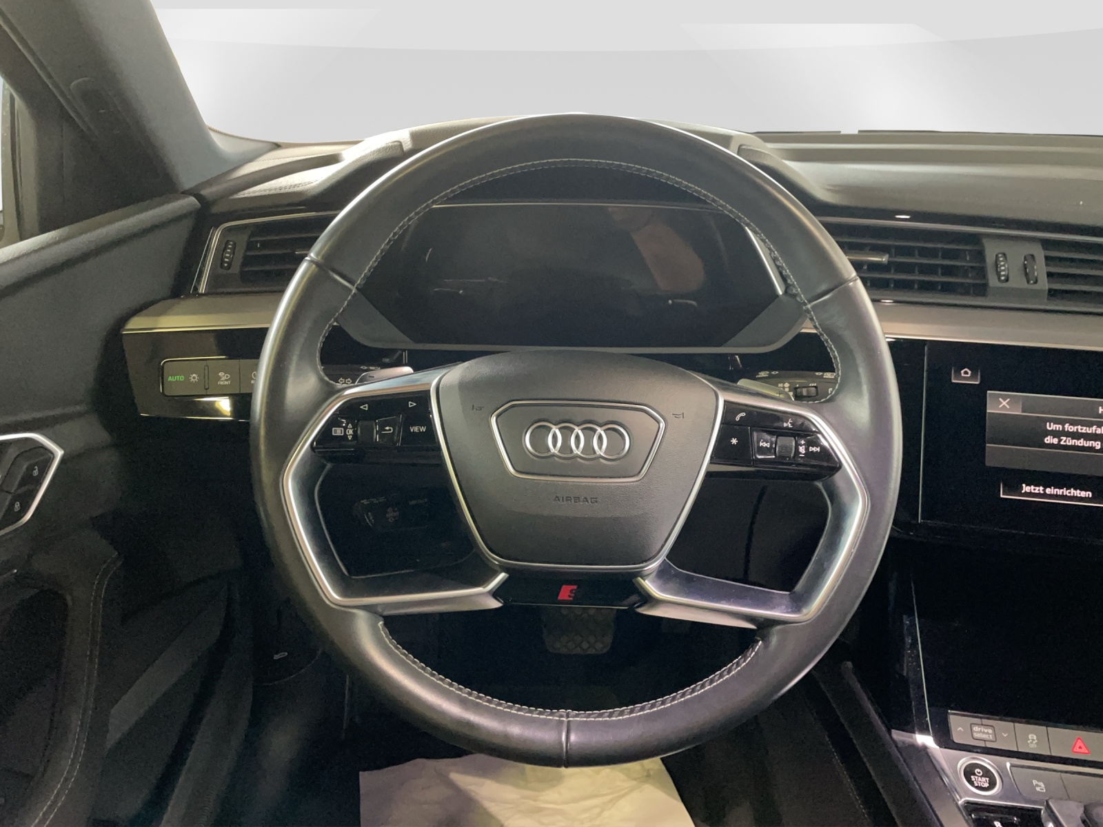 AUDI e-tron 55 Advanced quattro-image-10