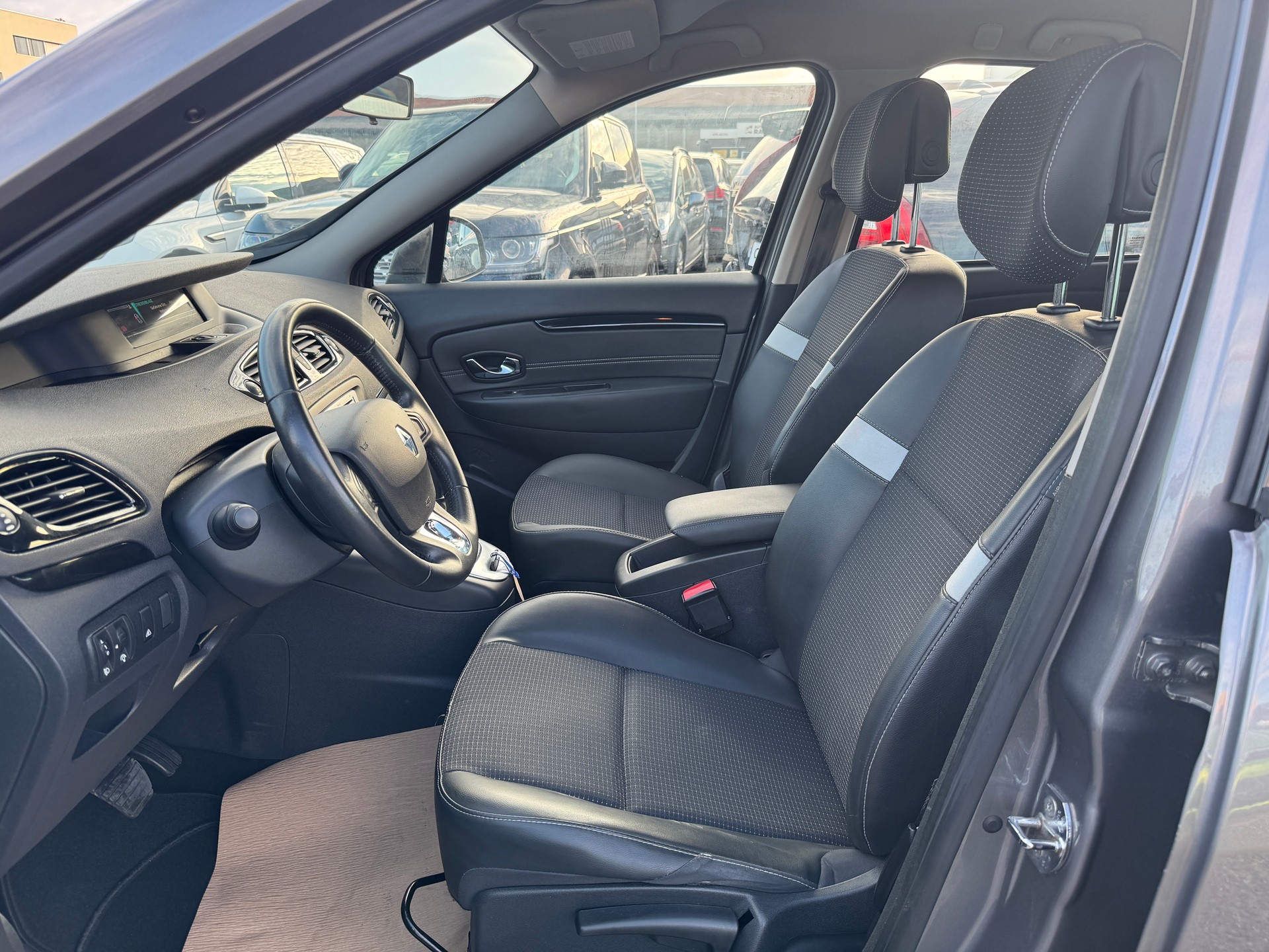 RENAULT Scénic 2.0 16V Dynamique X-Tronic CVT-image-8