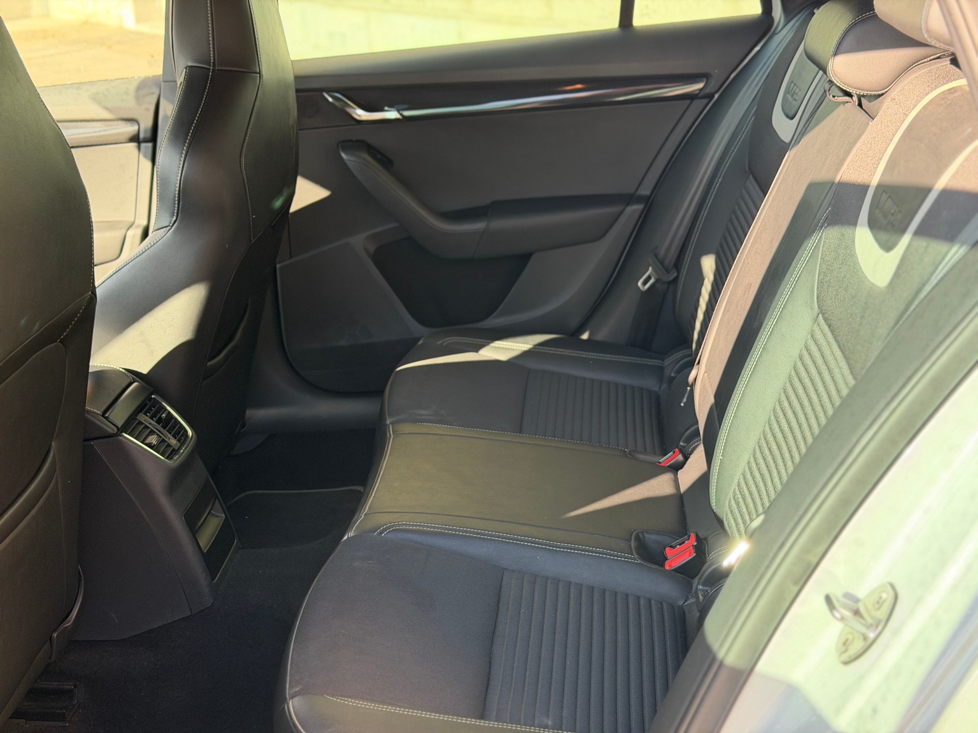 SKODA Octavia Combi 2.0 TDI RS 4x4 DSG-image-16