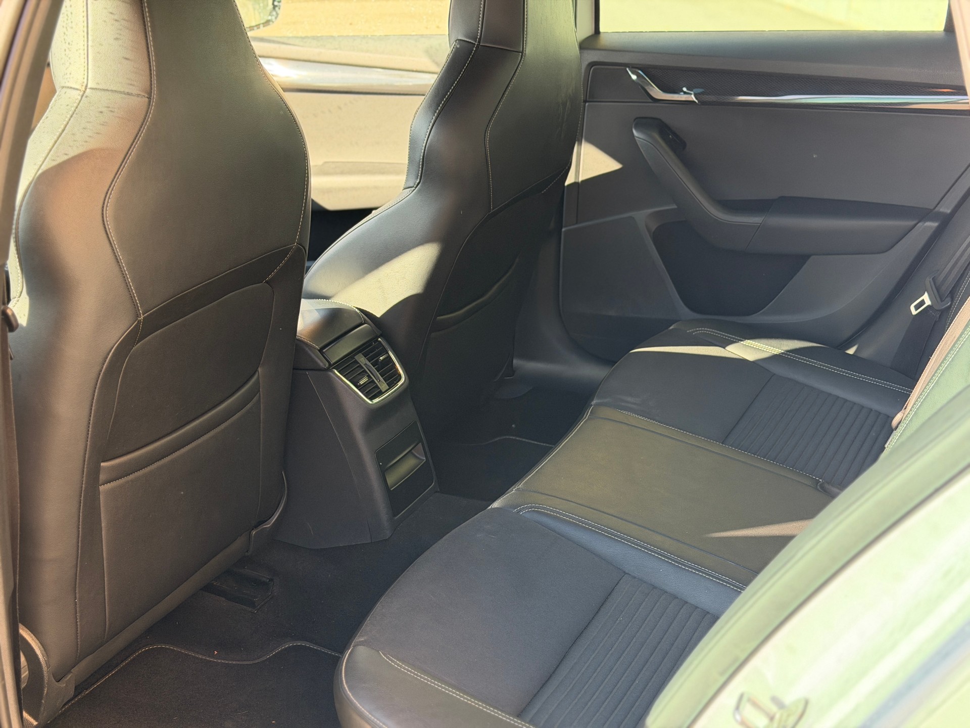 SKODA Octavia Combi 2.0 TDI RS 4x4 DSG-image-17