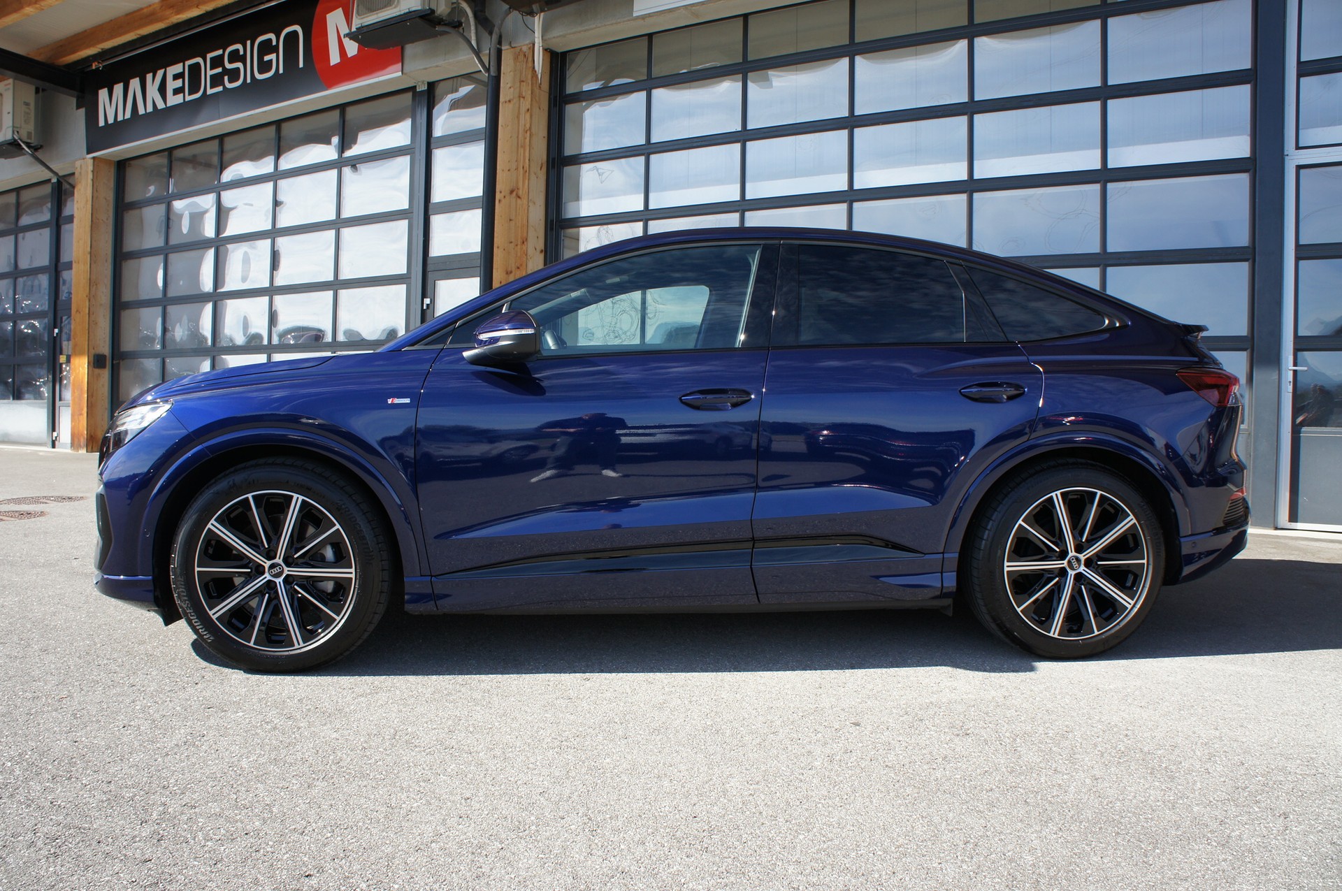 AUDI Q4 Sportback e-tron 50 quattro-showroom-element-1