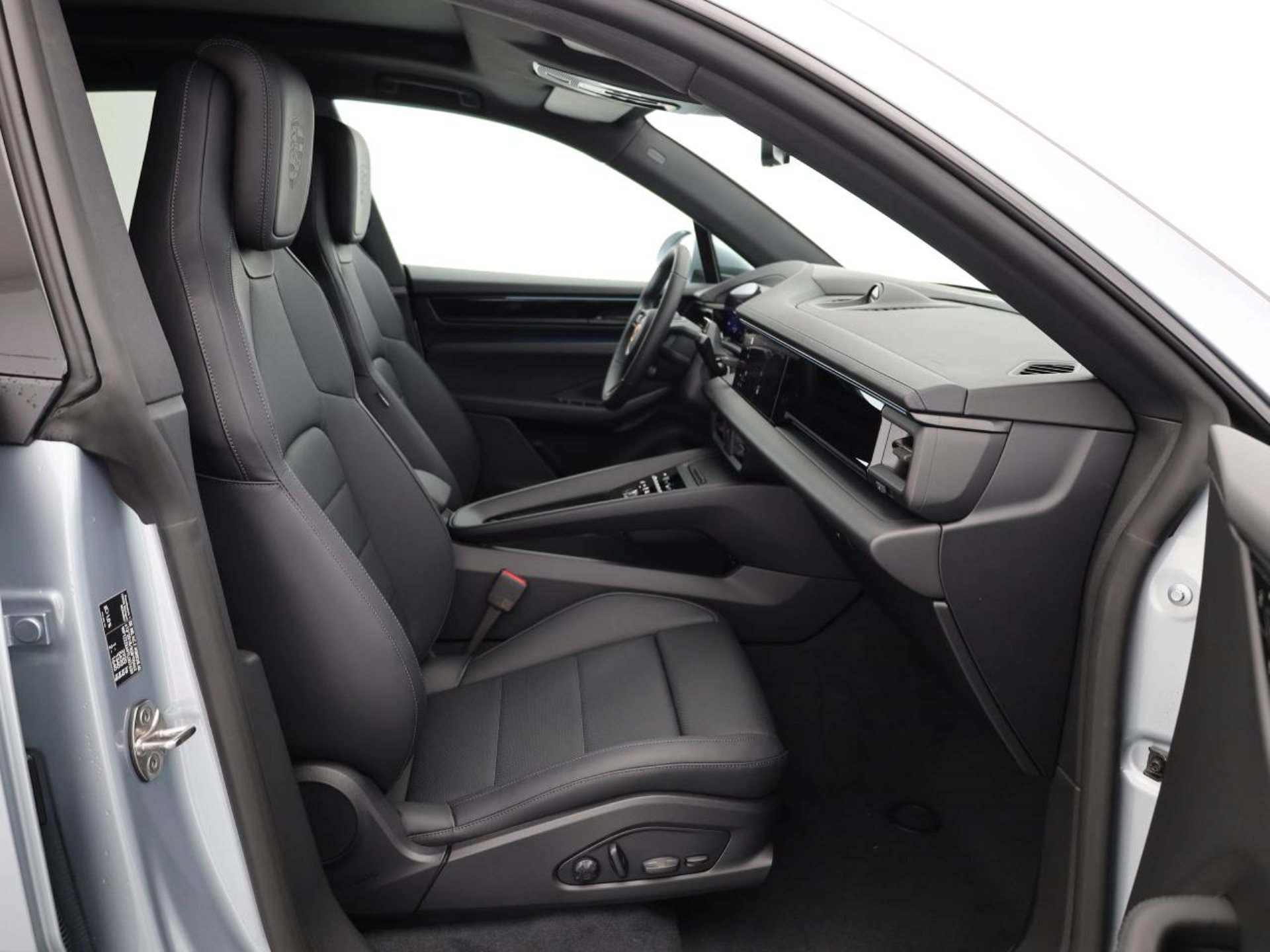 PORSCHE Macan 4-image-12
