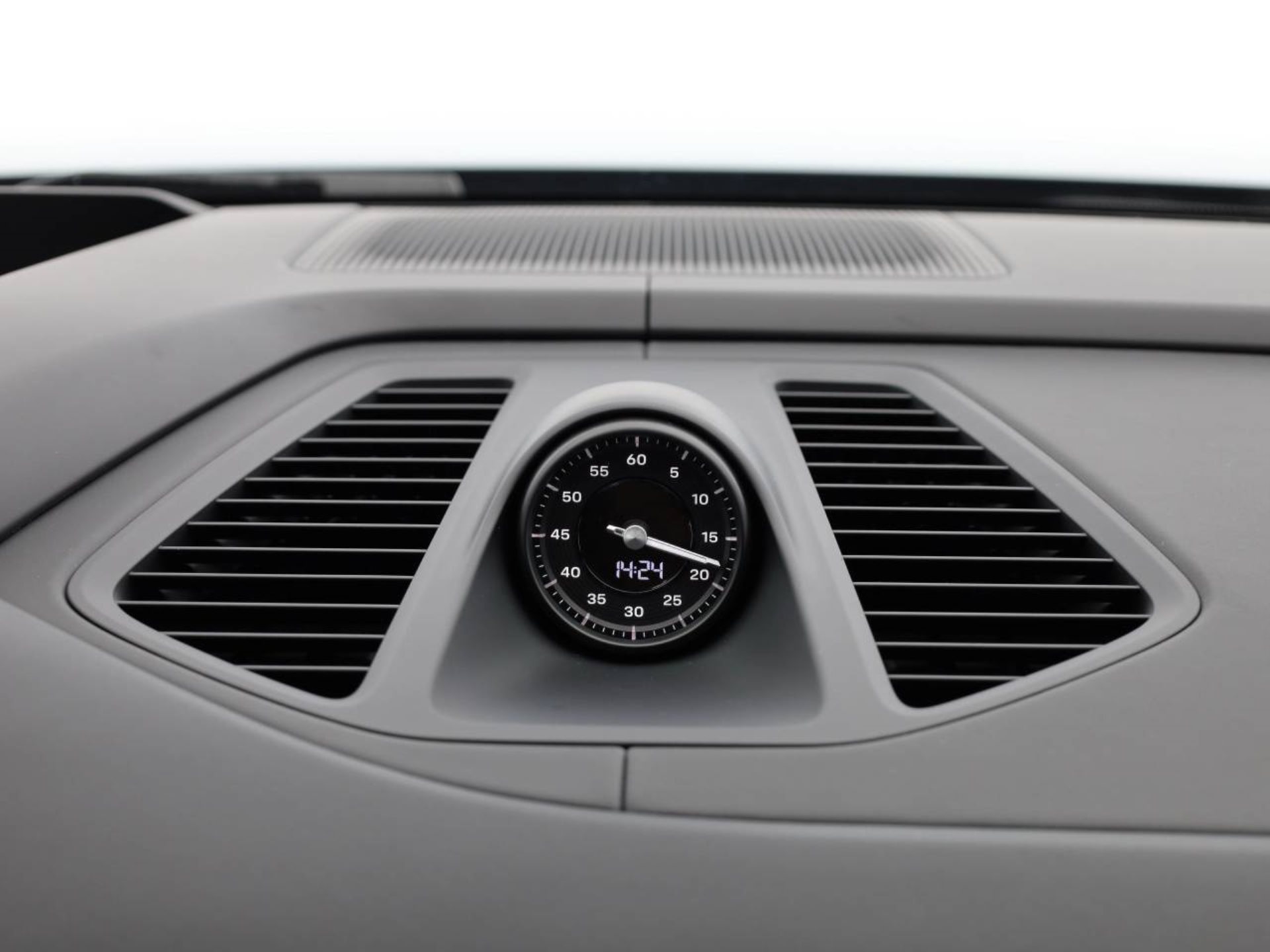 PORSCHE Macan 4-image-13