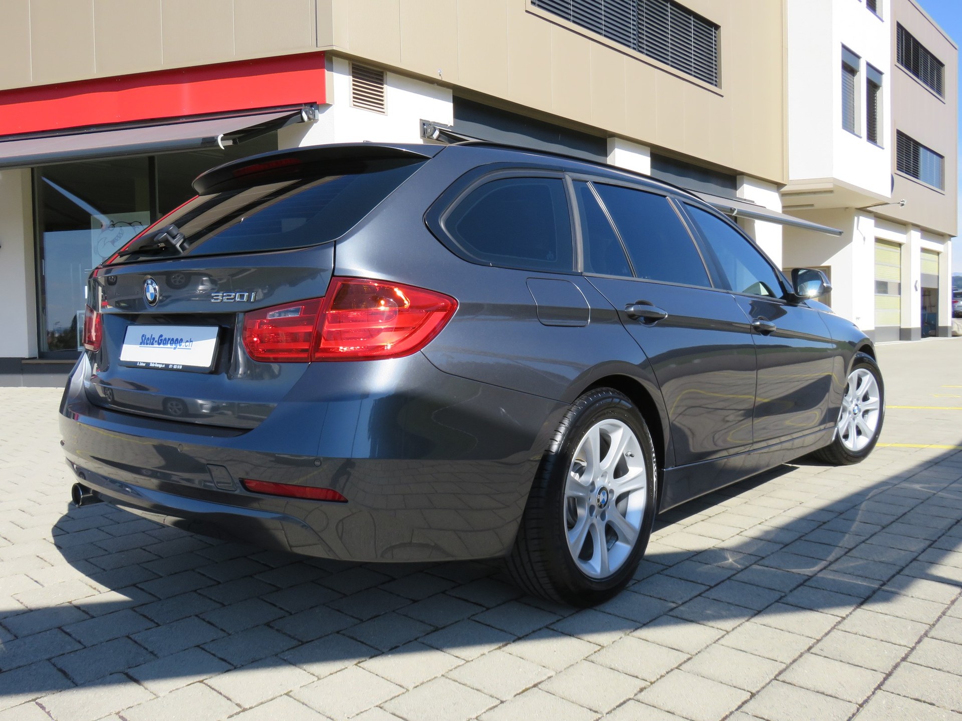 BMW 320i Touring Steptronic-image-4