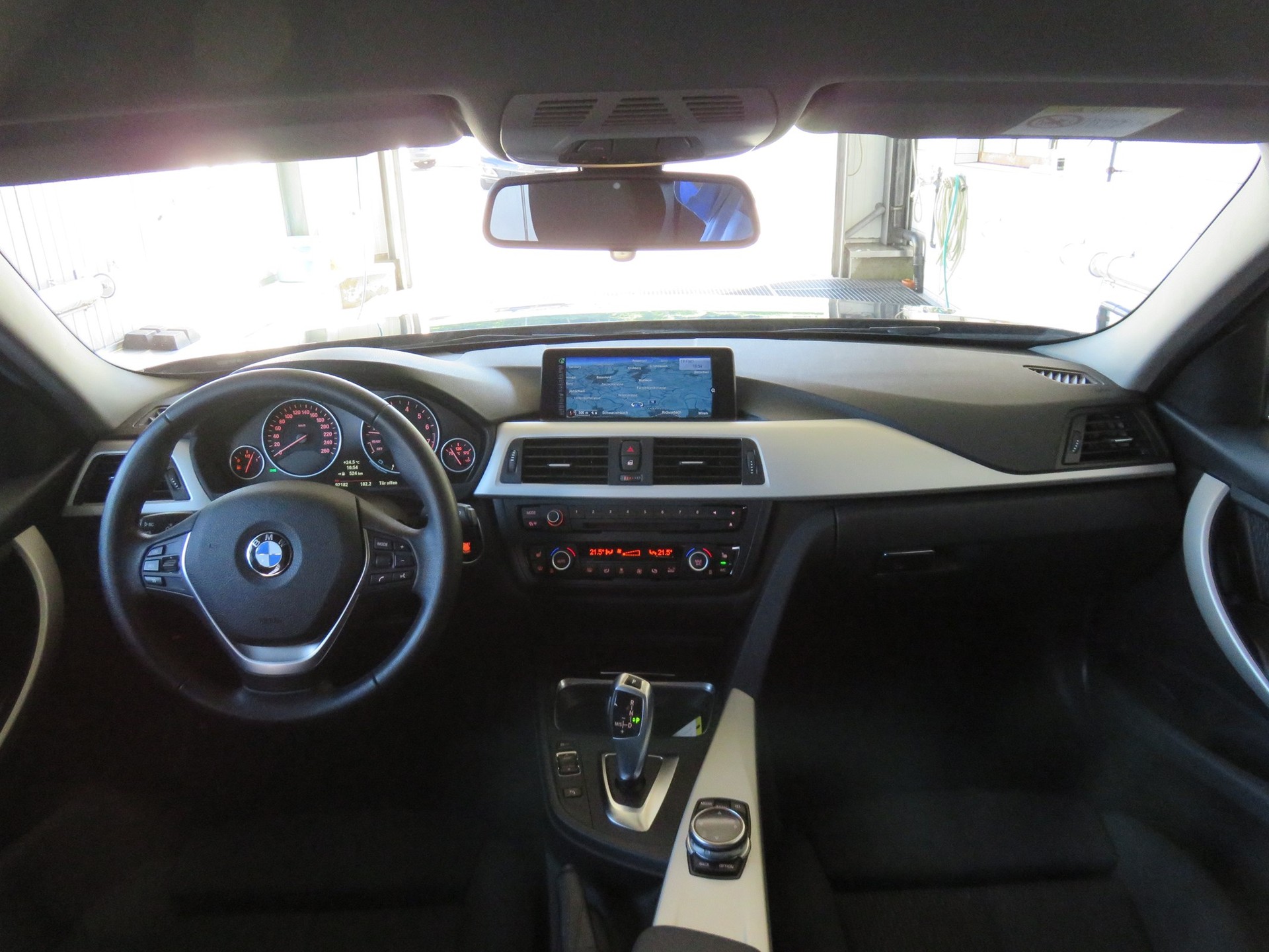 BMW 320i Touring Steptronic-image-8