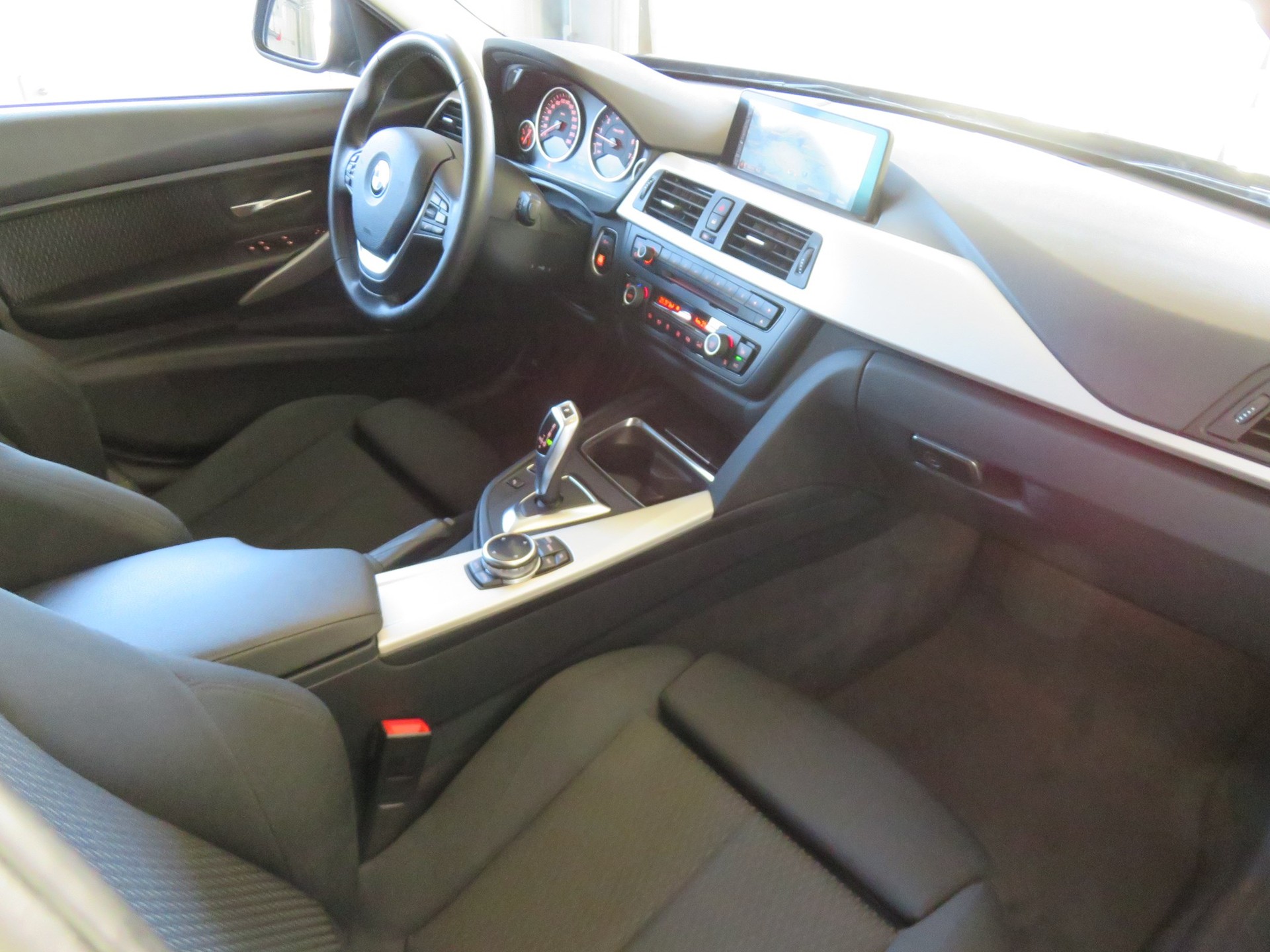BMW 320i Touring Steptronic-image-13