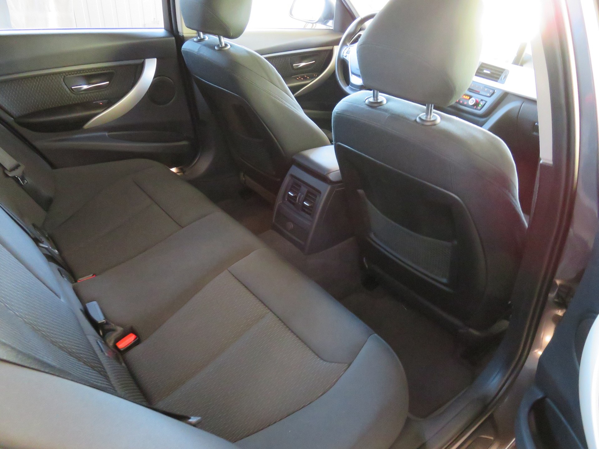BMW 320i Touring Steptronic-image-12