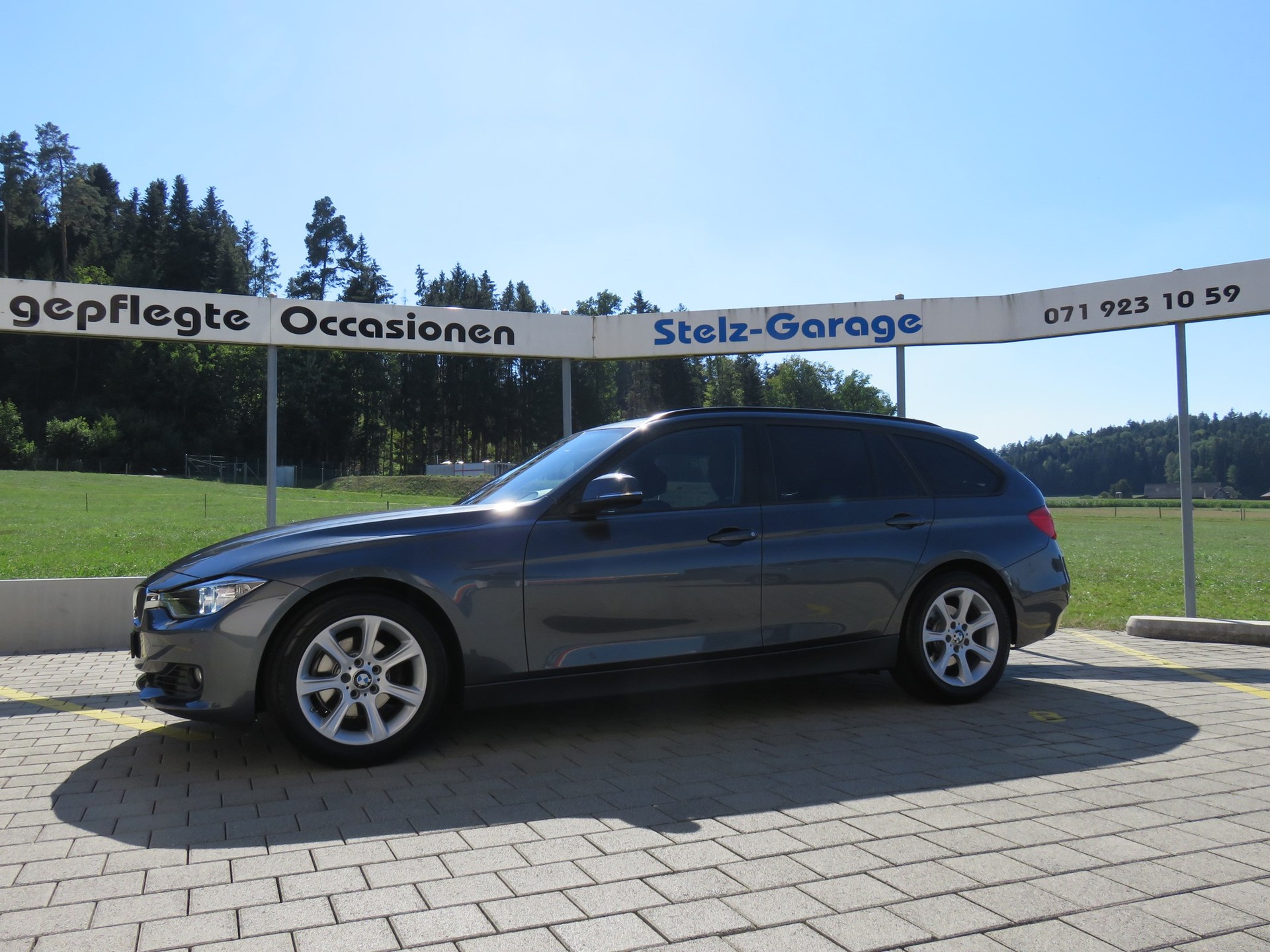 BMW 320i Touring Steptronic-image-0