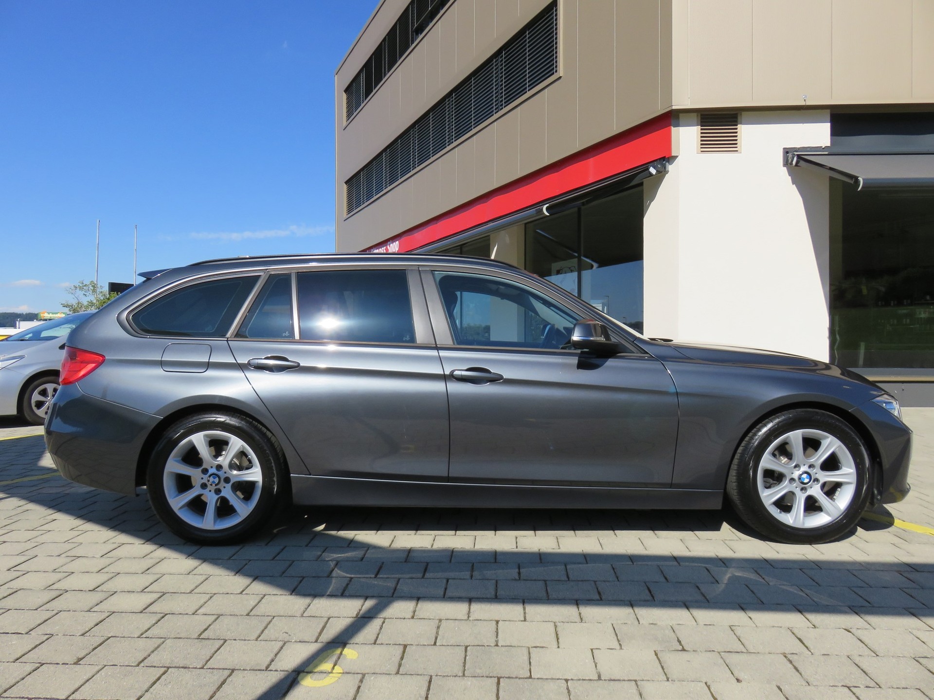 BMW 320i Touring Steptronic-image-2