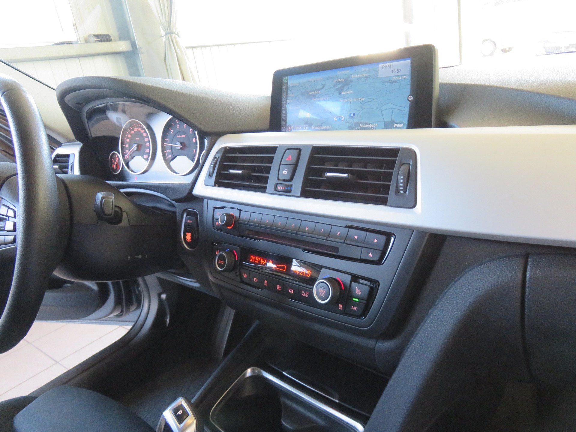 BMW 320i Touring Steptronic-image-6