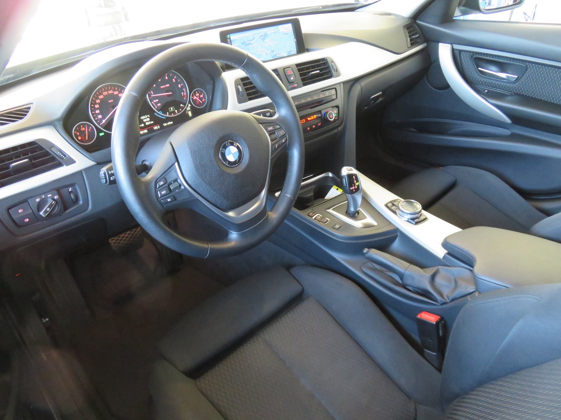 BMW 320i Touring Steptronic-image-7