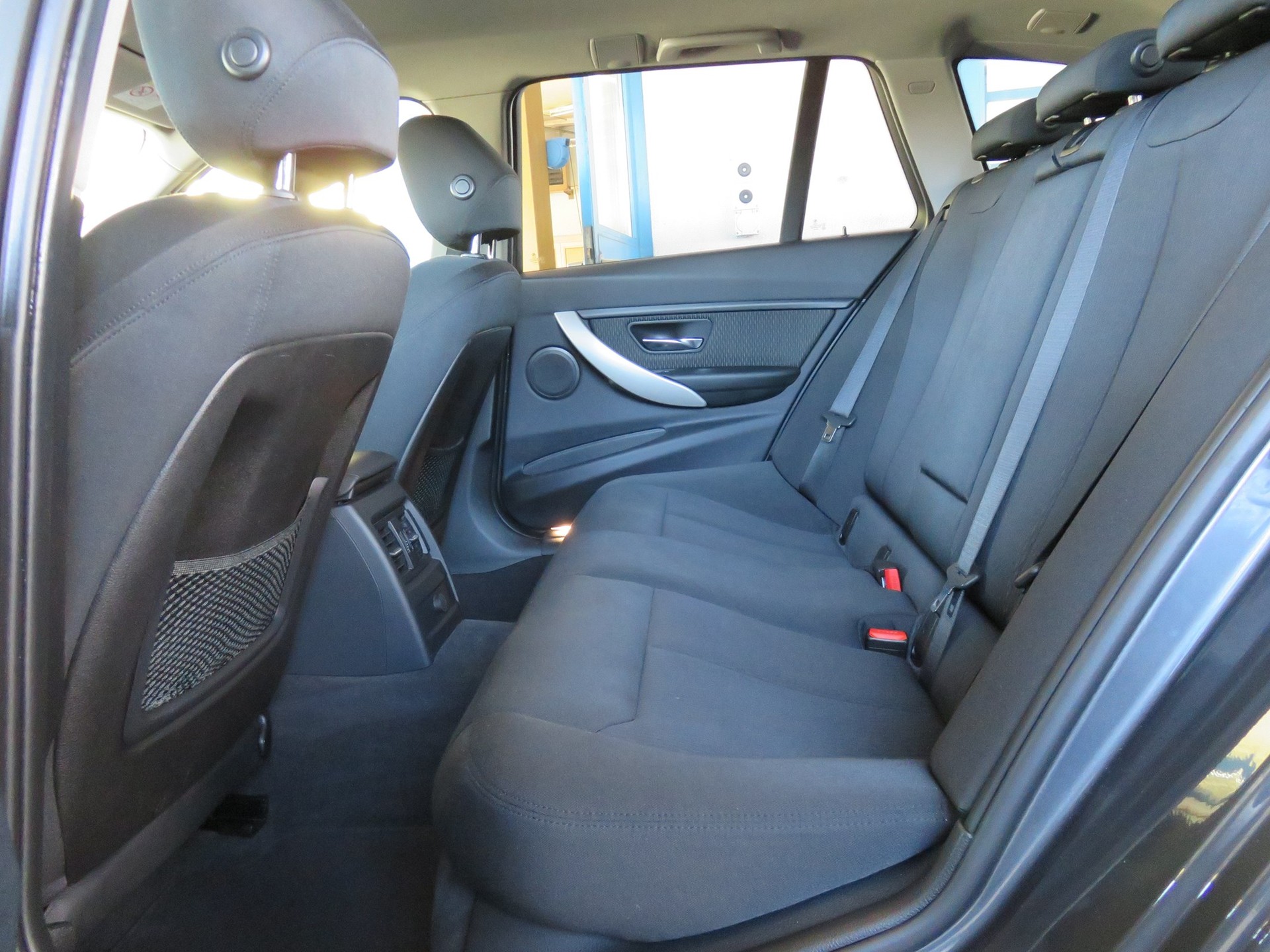 BMW 320i Touring Steptronic-image-10