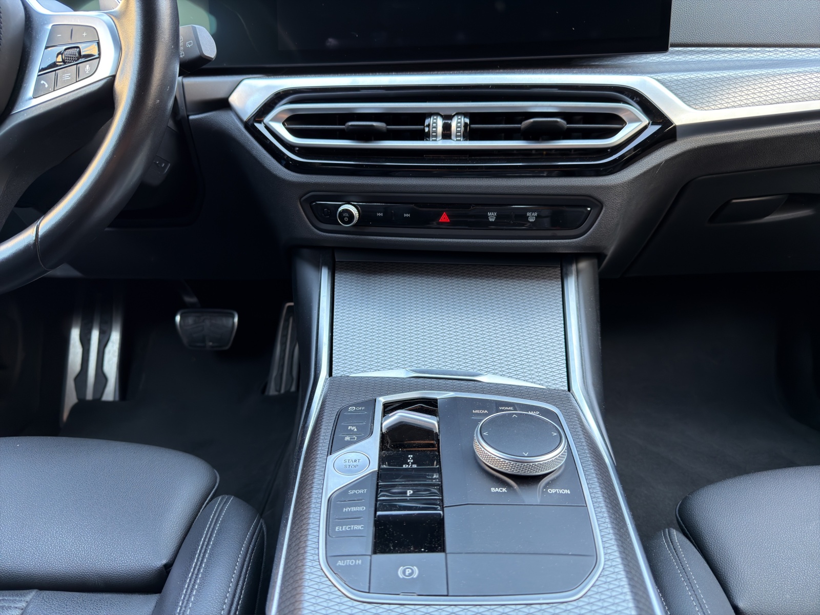 BMW 330e xDrive SAG Touring-image-18