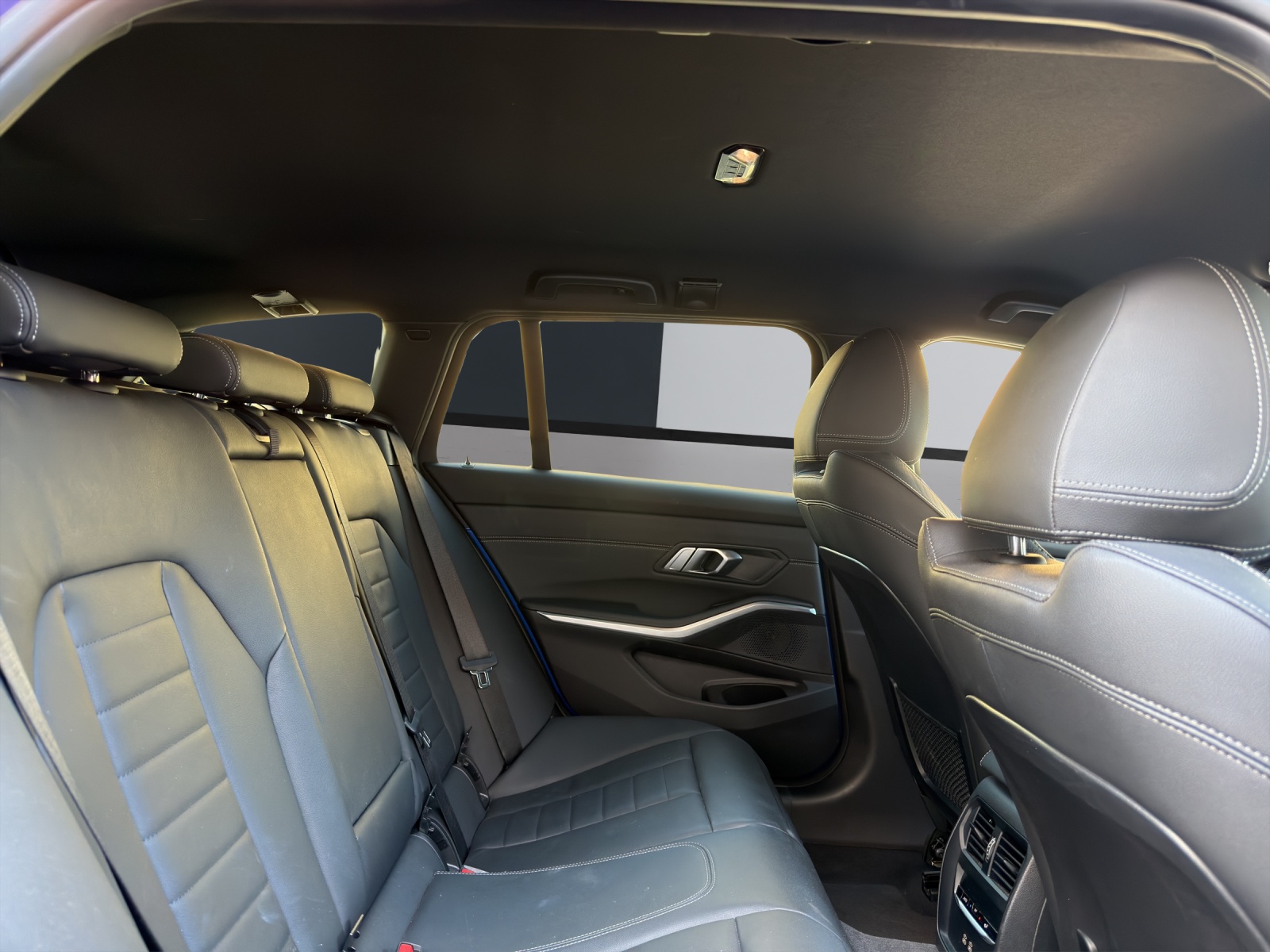 BMW 330e xDrive SAG Touring-image-15