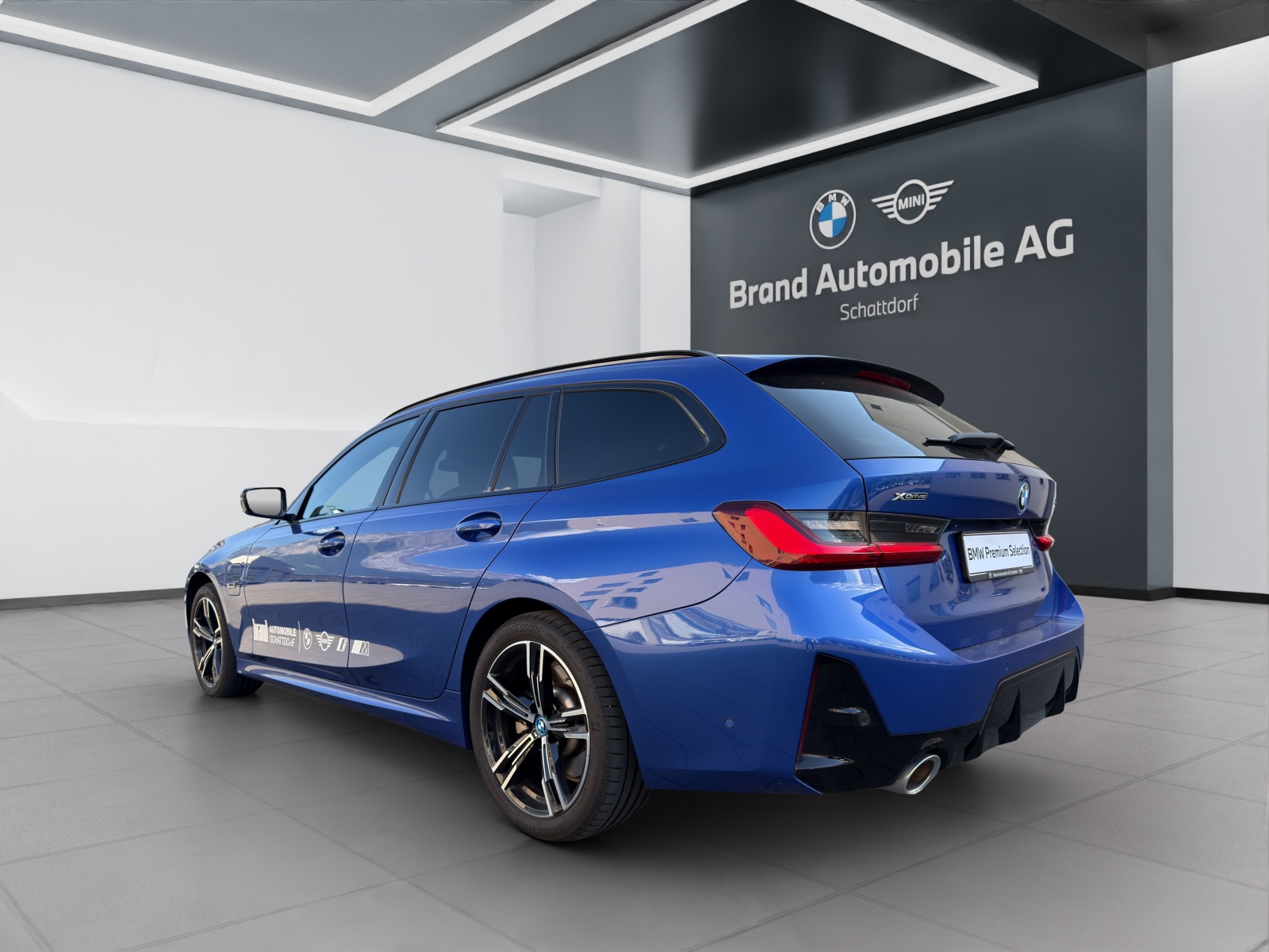 BMW 330e xDrive SAG Touring-image-3