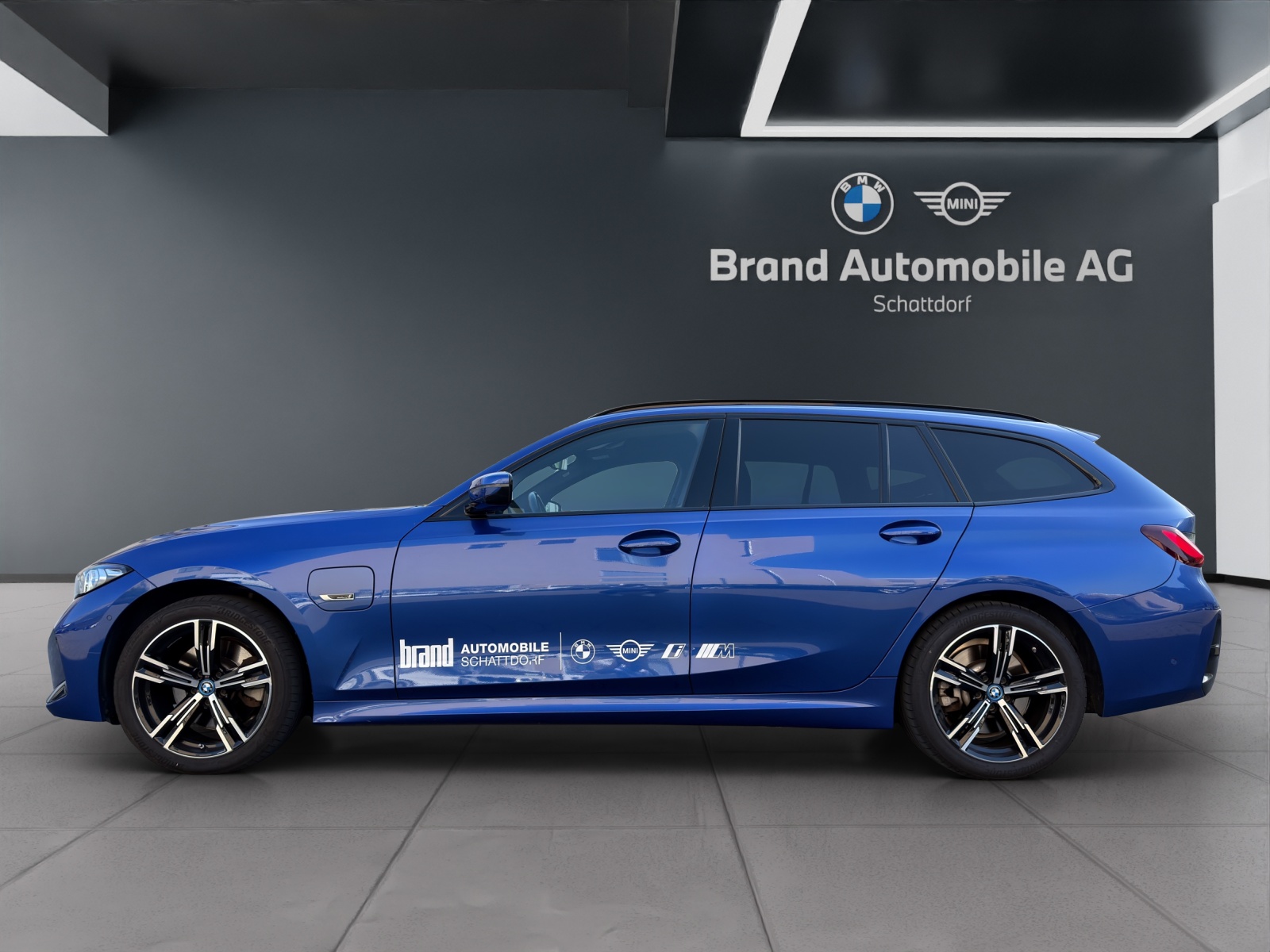 BMW 330e xDrive SAG Touring-image-2