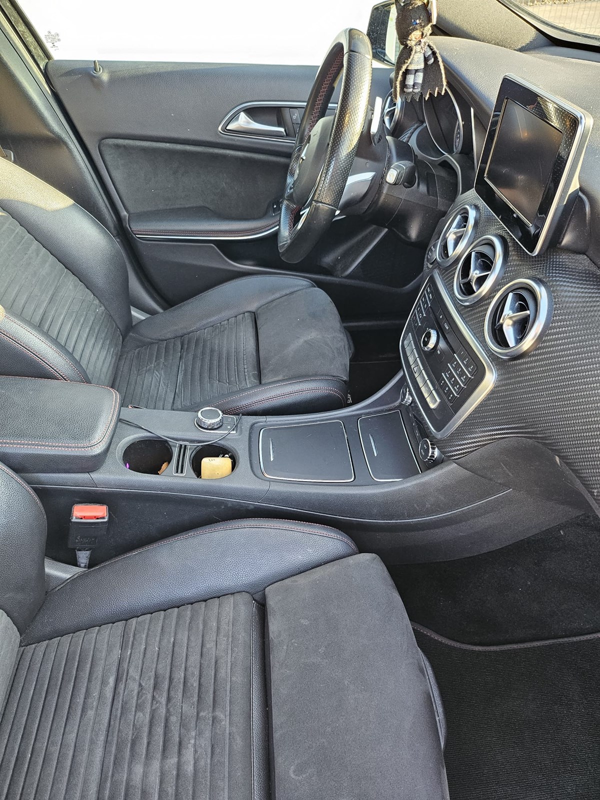 MERCEDES-BENZ A 220 AMG Line 4Matic 7G-DCT-image-4