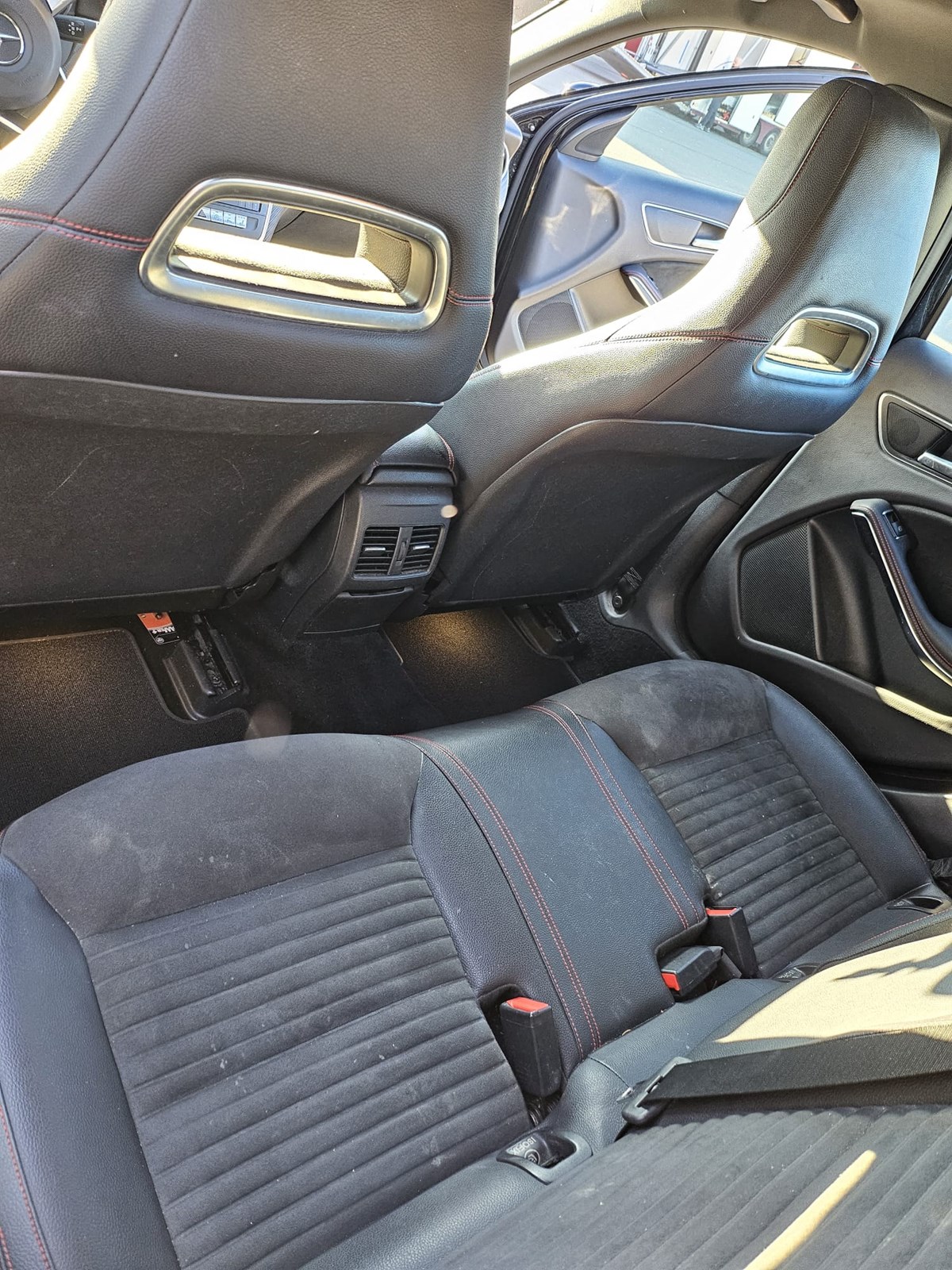 MERCEDES-BENZ A 220 AMG Line 4Matic 7G-DCT-image-5