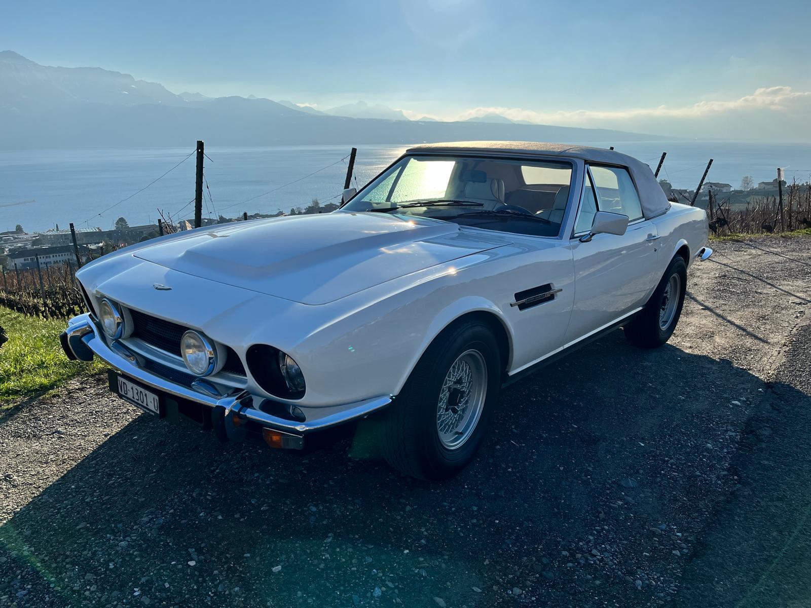 ASTON MARTIN V8 Volante-showroom-element-2