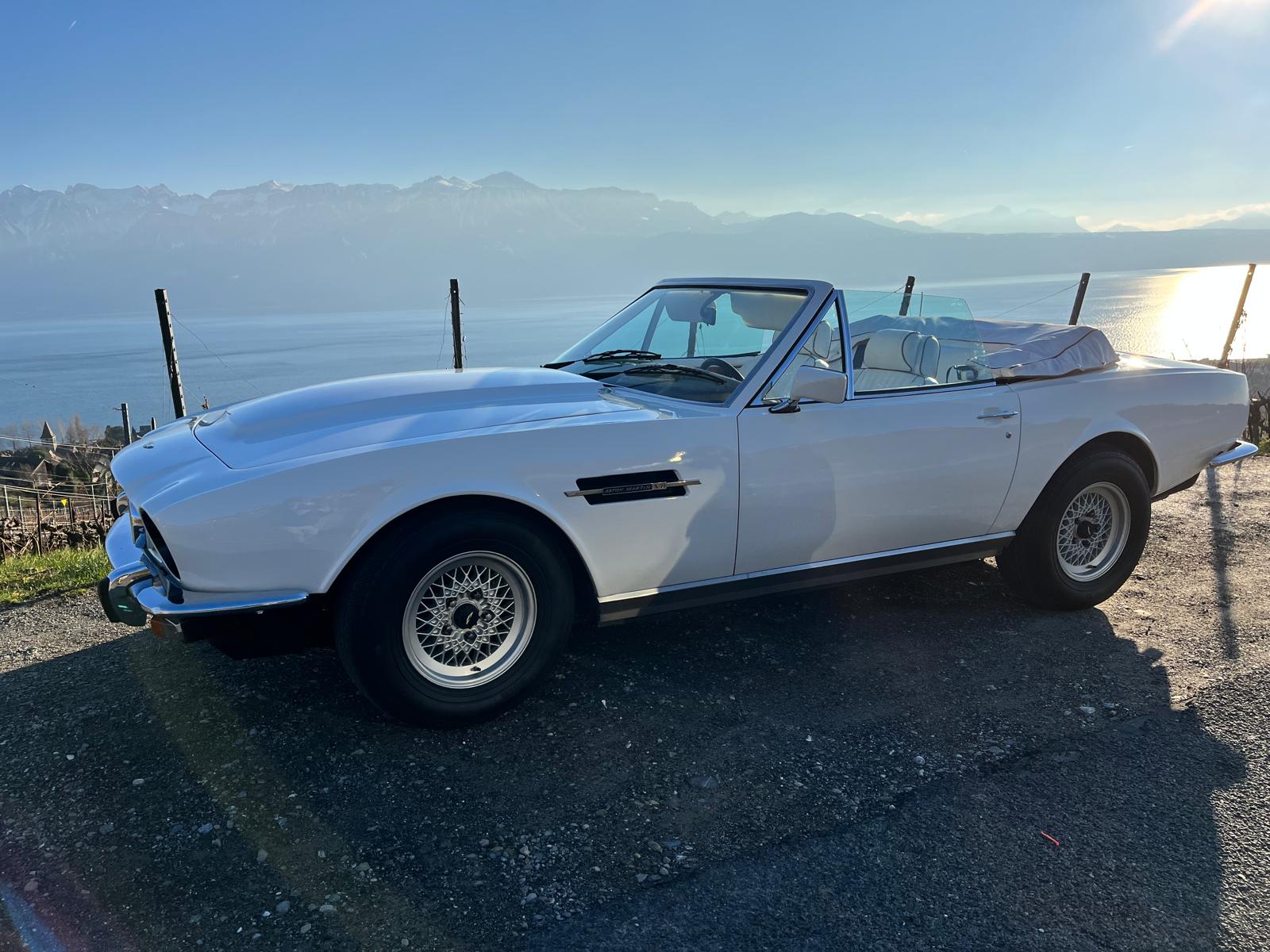 ASTON MARTIN V8 Volante-showroom-element-1