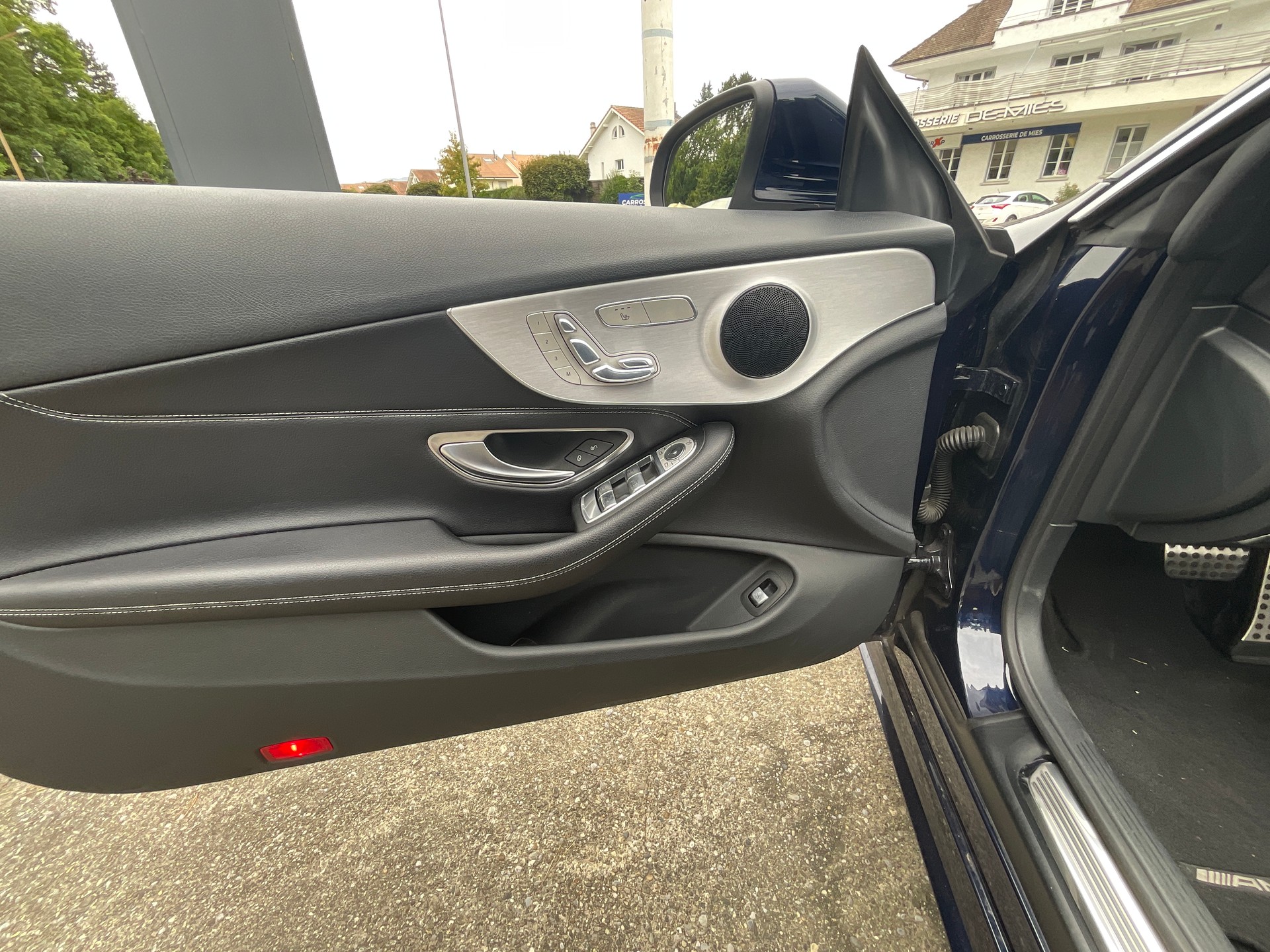 MERCEDES-BENZ C 200 Cabriolet AMG Line 4Matic 9G-Tronic-image-10