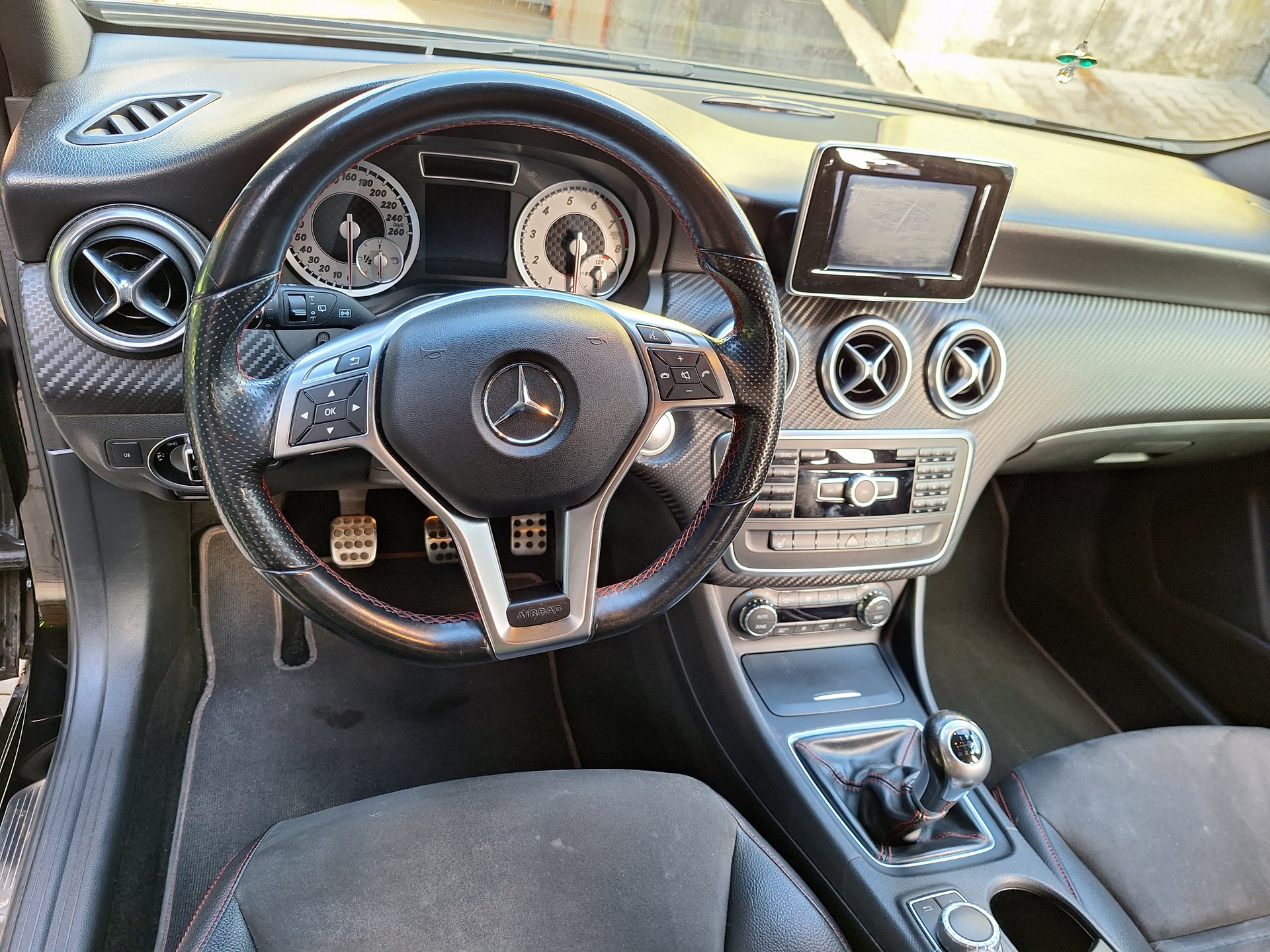 MERCEDES-BENZ A 200 AMG Line-image-3