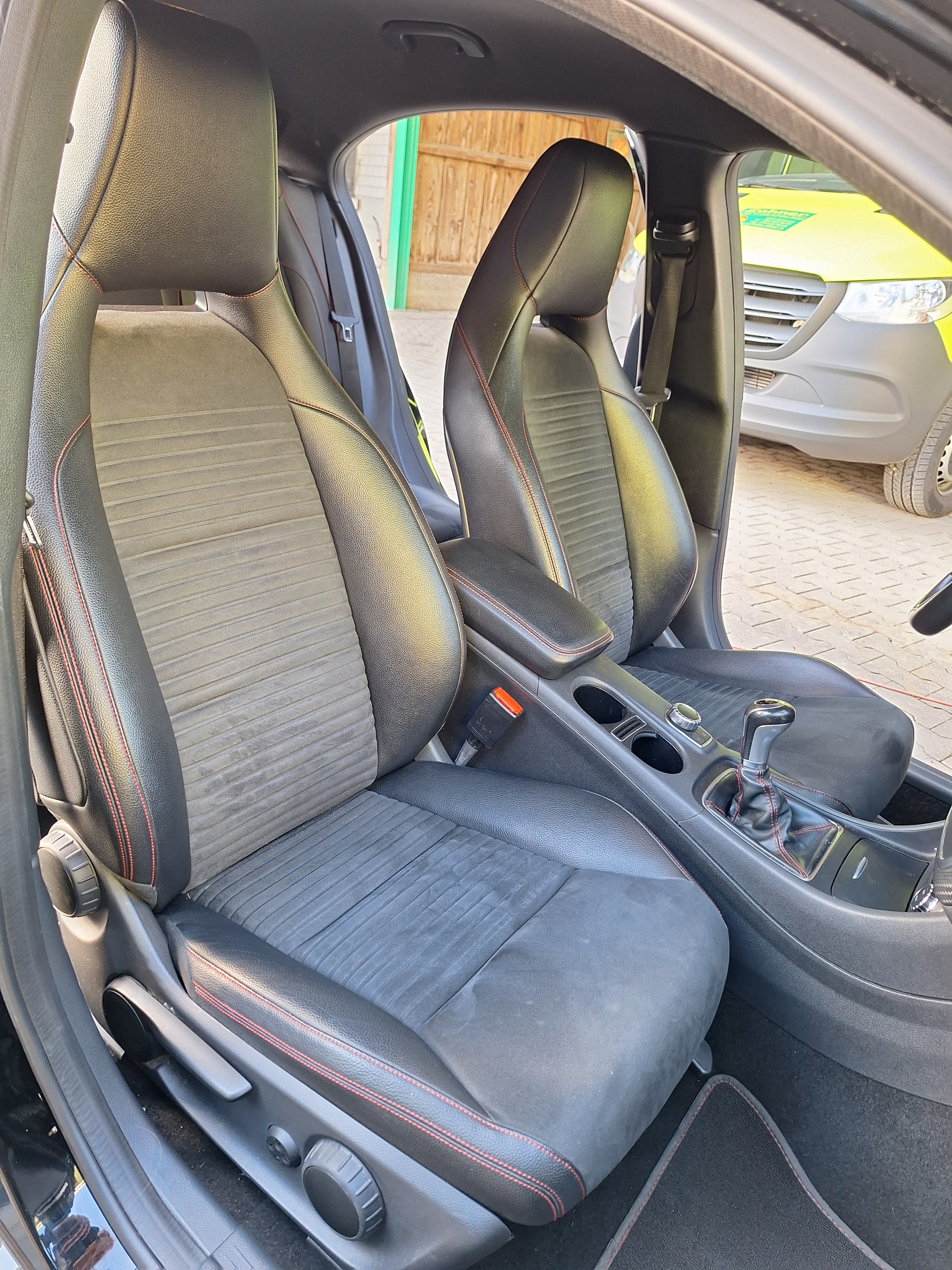 MERCEDES-BENZ A 200 AMG Line-image-4