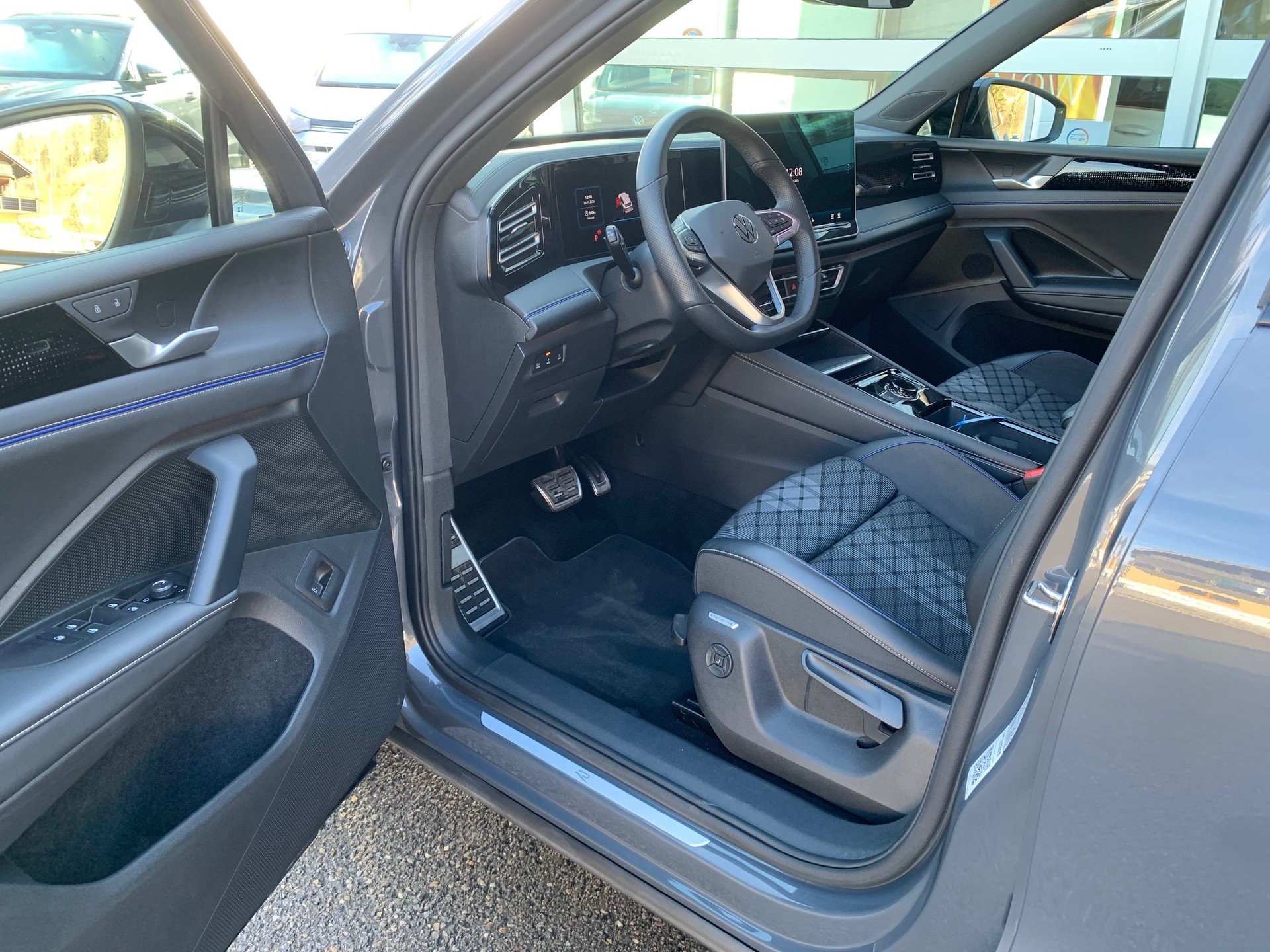 VW Tiguan 2.0 TDI SCR R-Line 4Motion DSG-image-7