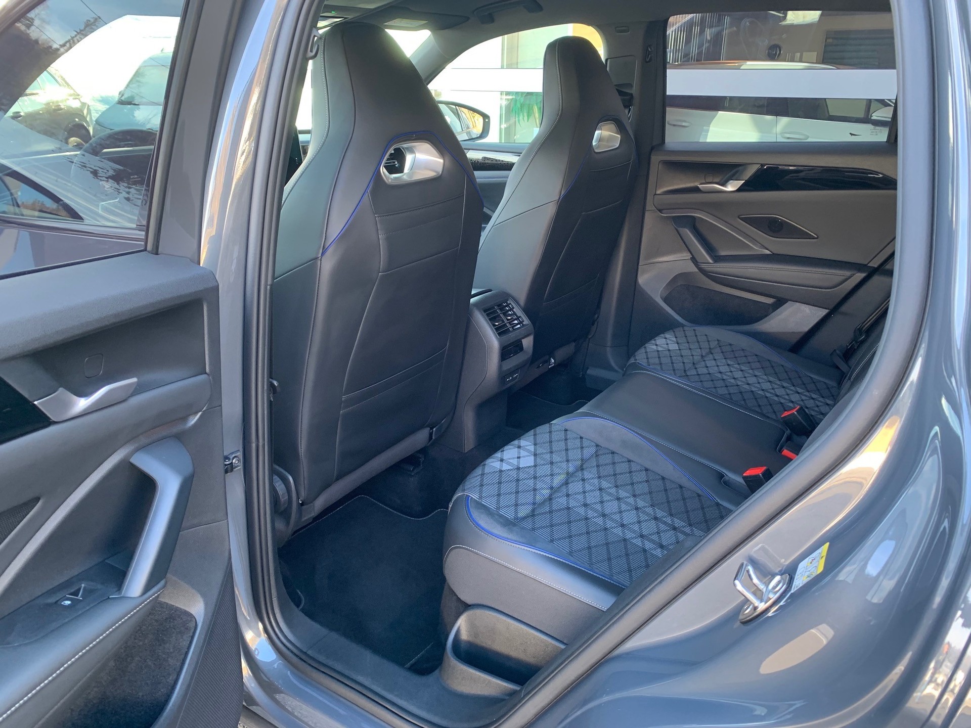 VW Tiguan 2.0 TDI SCR R-Line 4Motion DSG-image-15