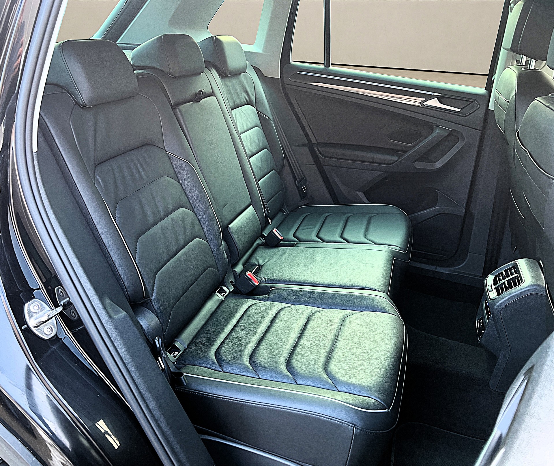 VW Tiguan 2.0 TDI SCR *Vollleder * Elegance * 4Motion DSG-image-12