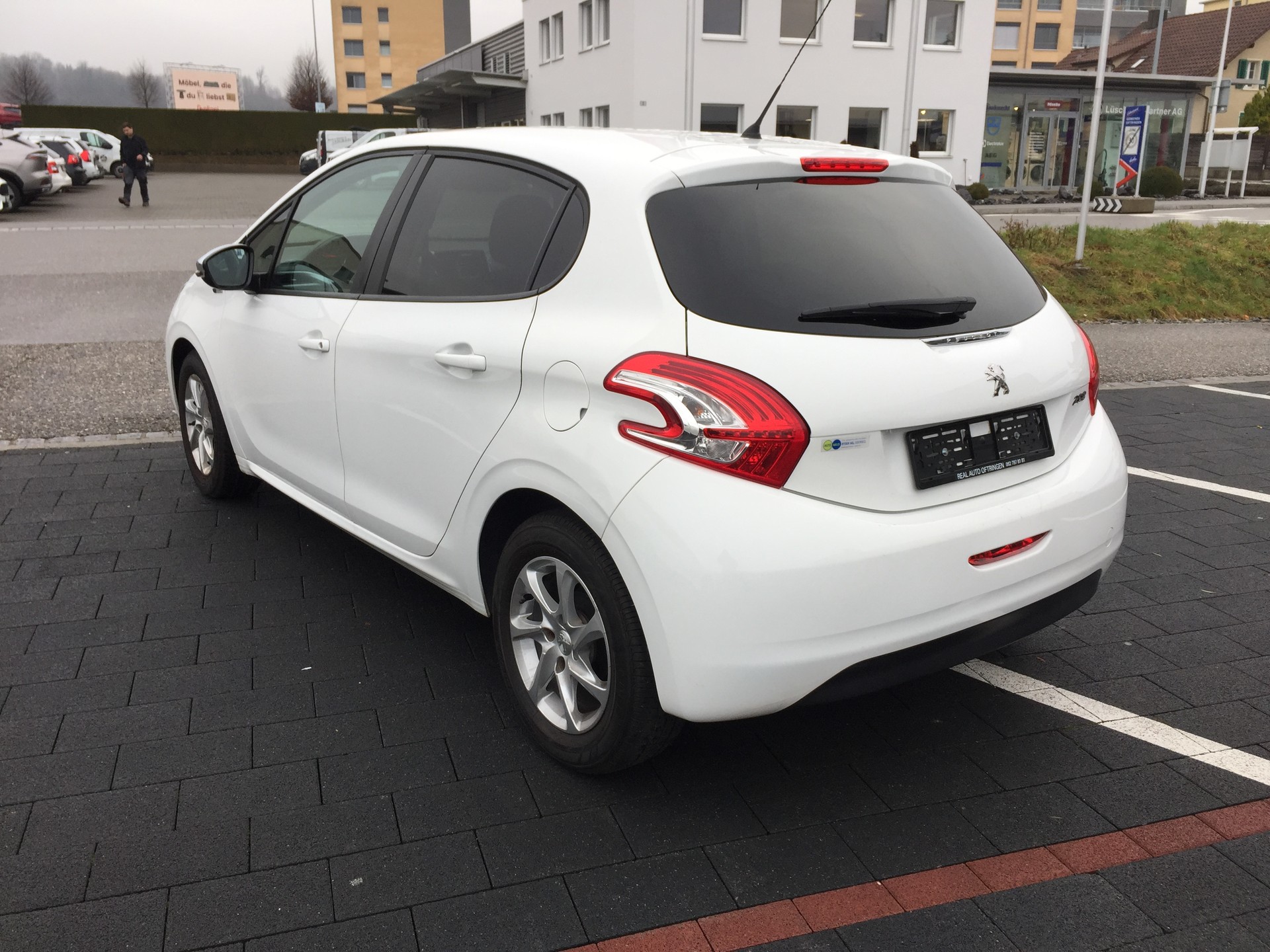 PEUGEOT 208 1.2 VTI Style-image-5