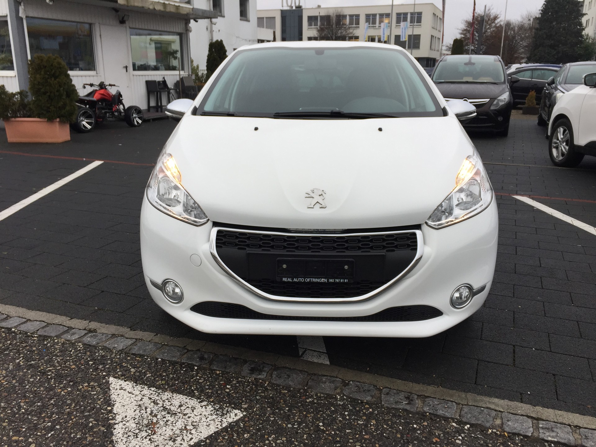 PEUGEOT 208 1.2 VTI Style-image-0