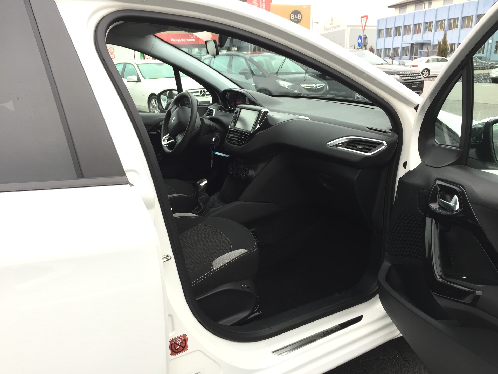 PEUGEOT 208 1.2 VTI Style-image-9