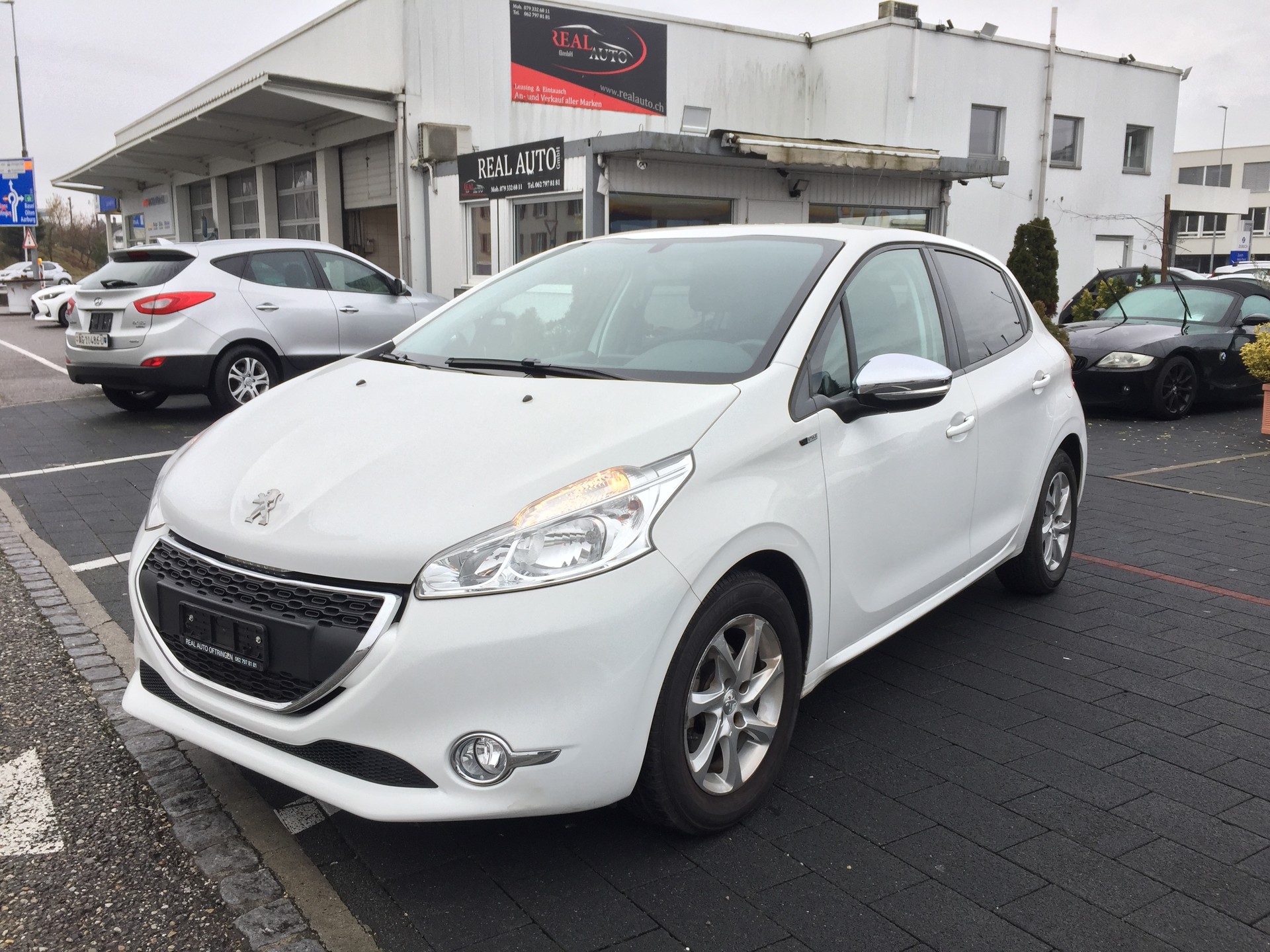 PEUGEOT 208 1.2 VTI Style-image-1