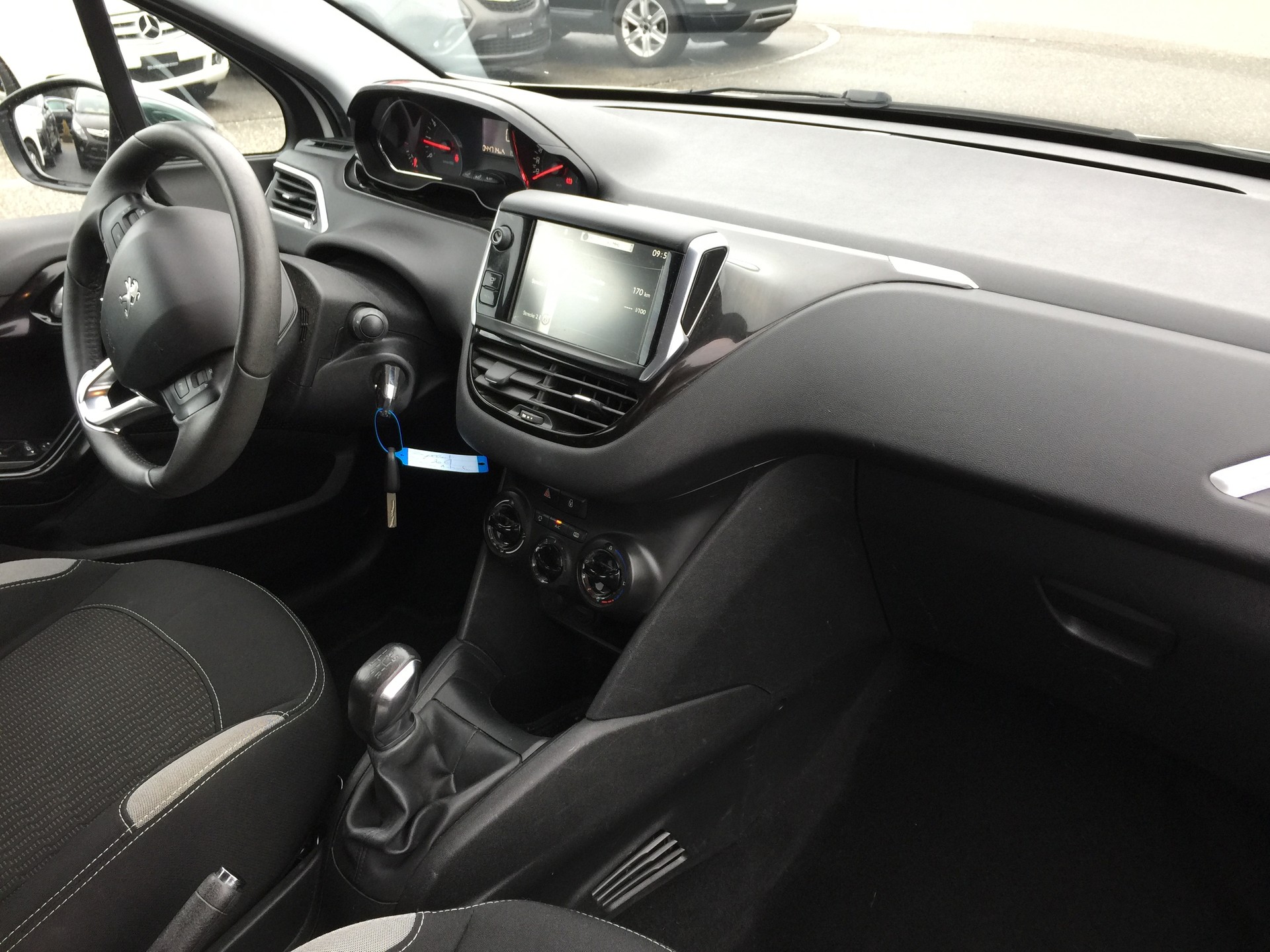 PEUGEOT 208 1.2 VTI Style-image-10