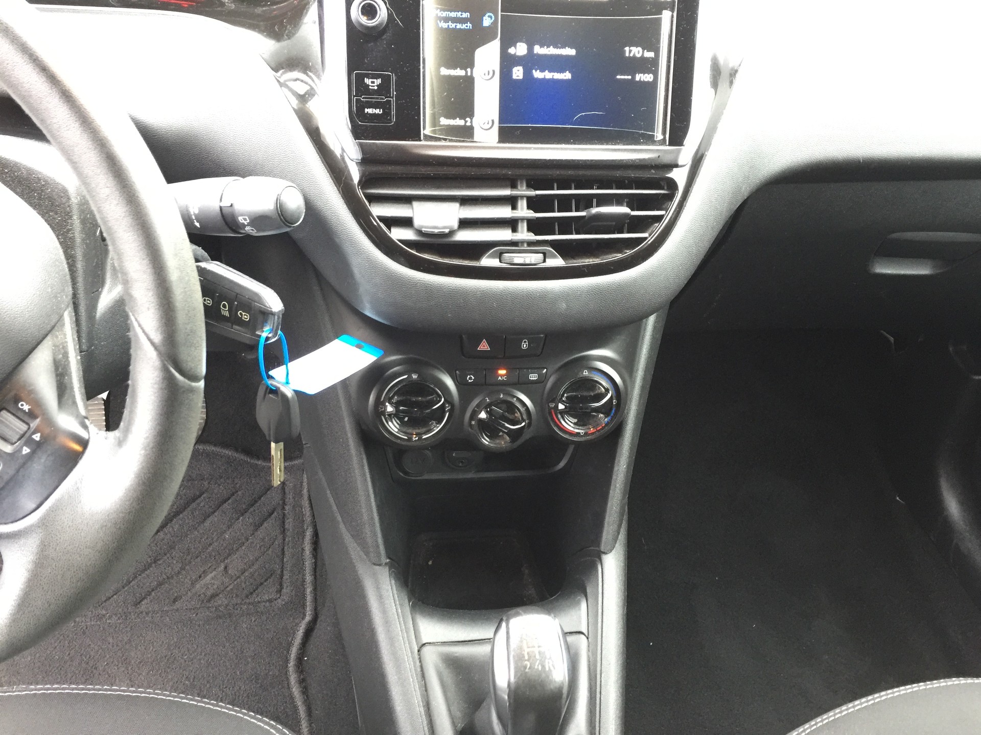 PEUGEOT 208 1.2 VTI Style-image-12