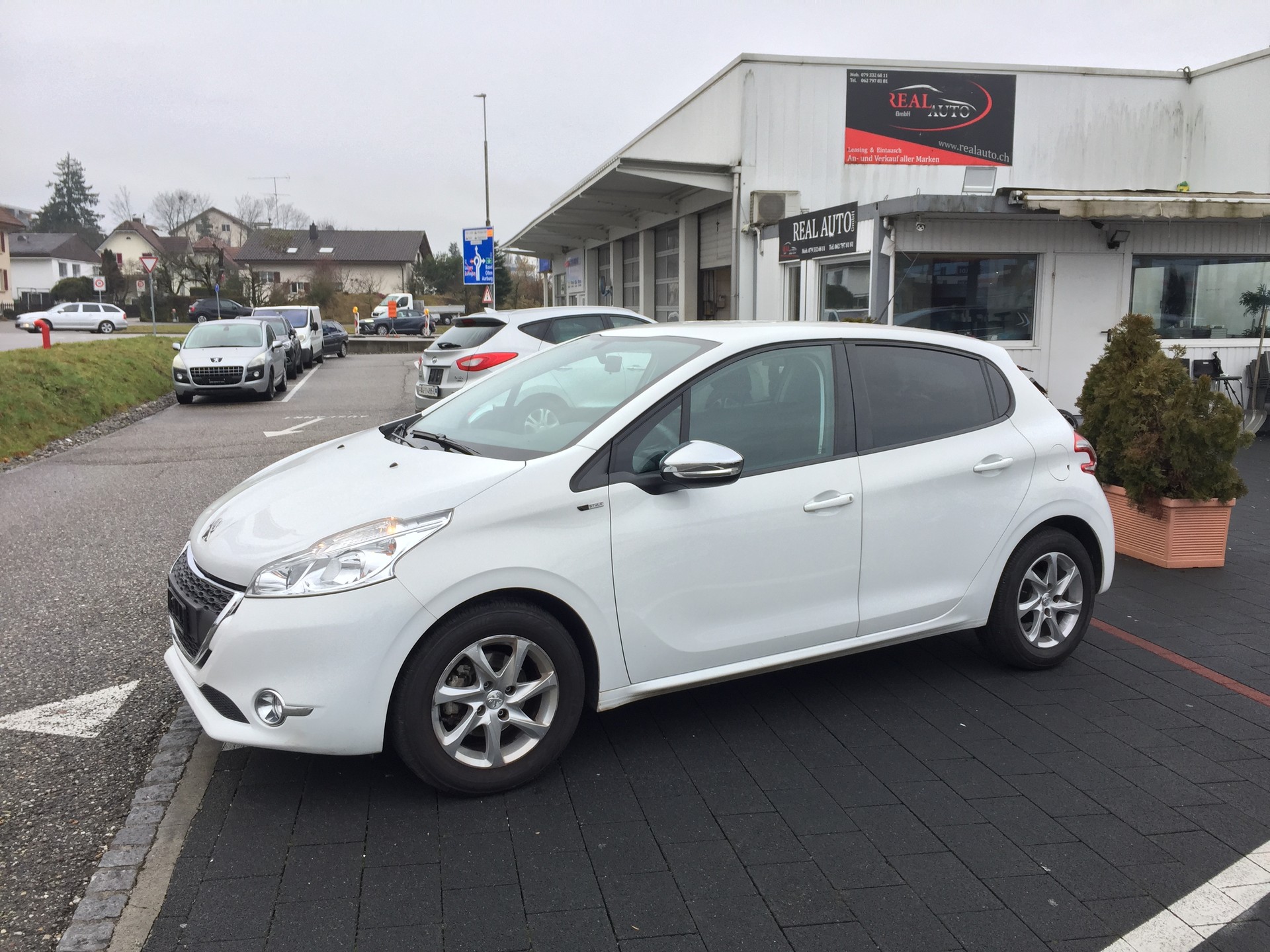 PEUGEOT 208 1.2 VTI Style-image-14
