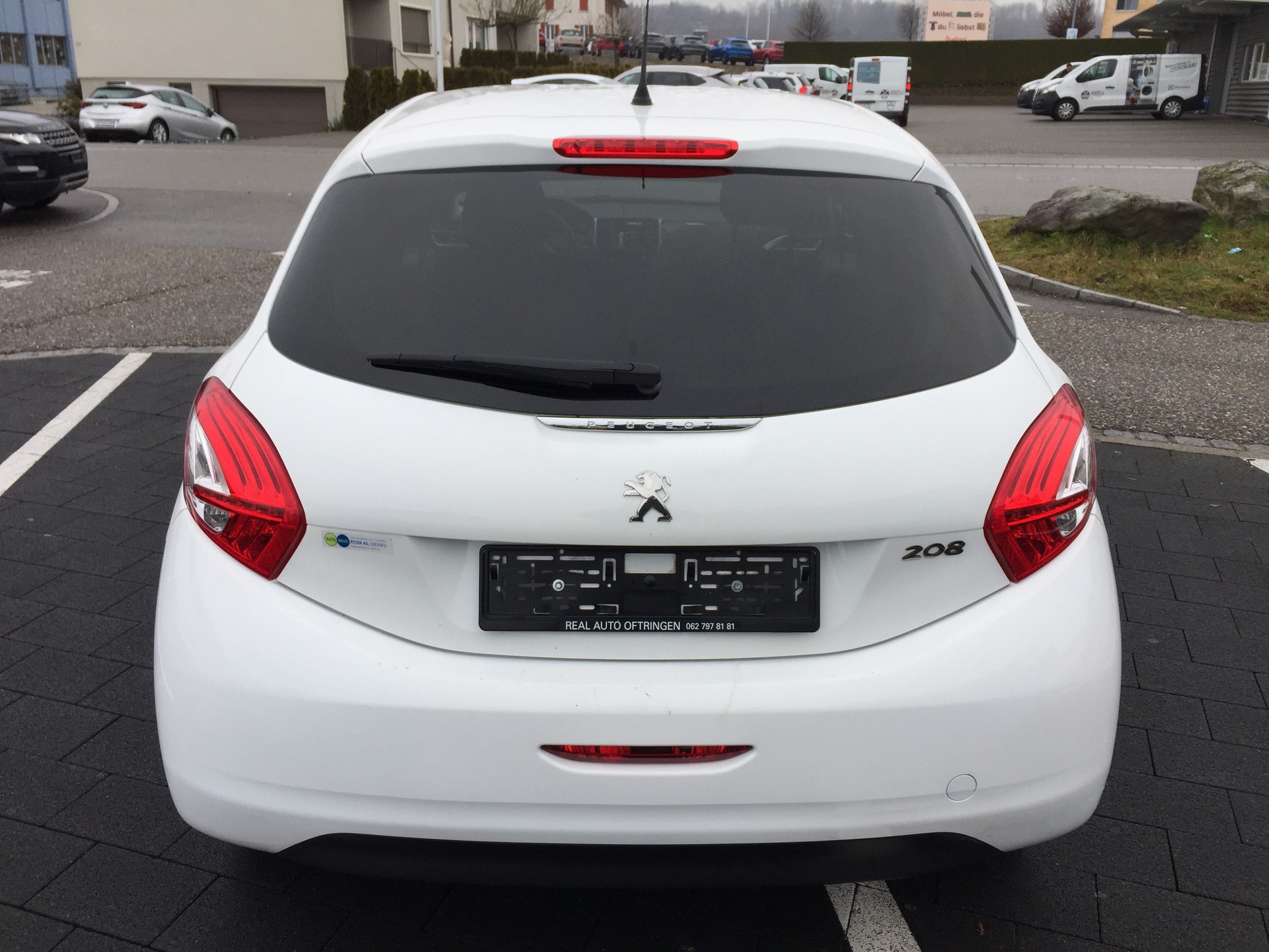 PEUGEOT 208 1.2 VTI Style-image-3
