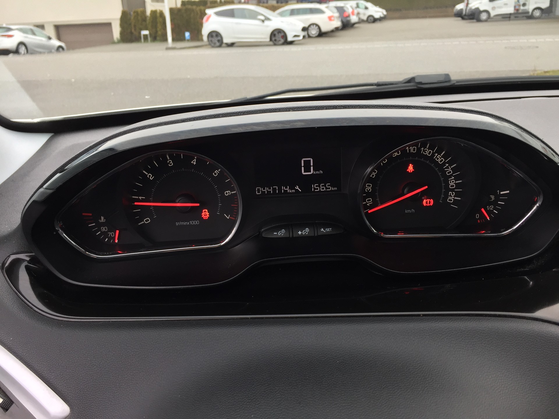 PEUGEOT 208 1.2 VTI Style-image-13