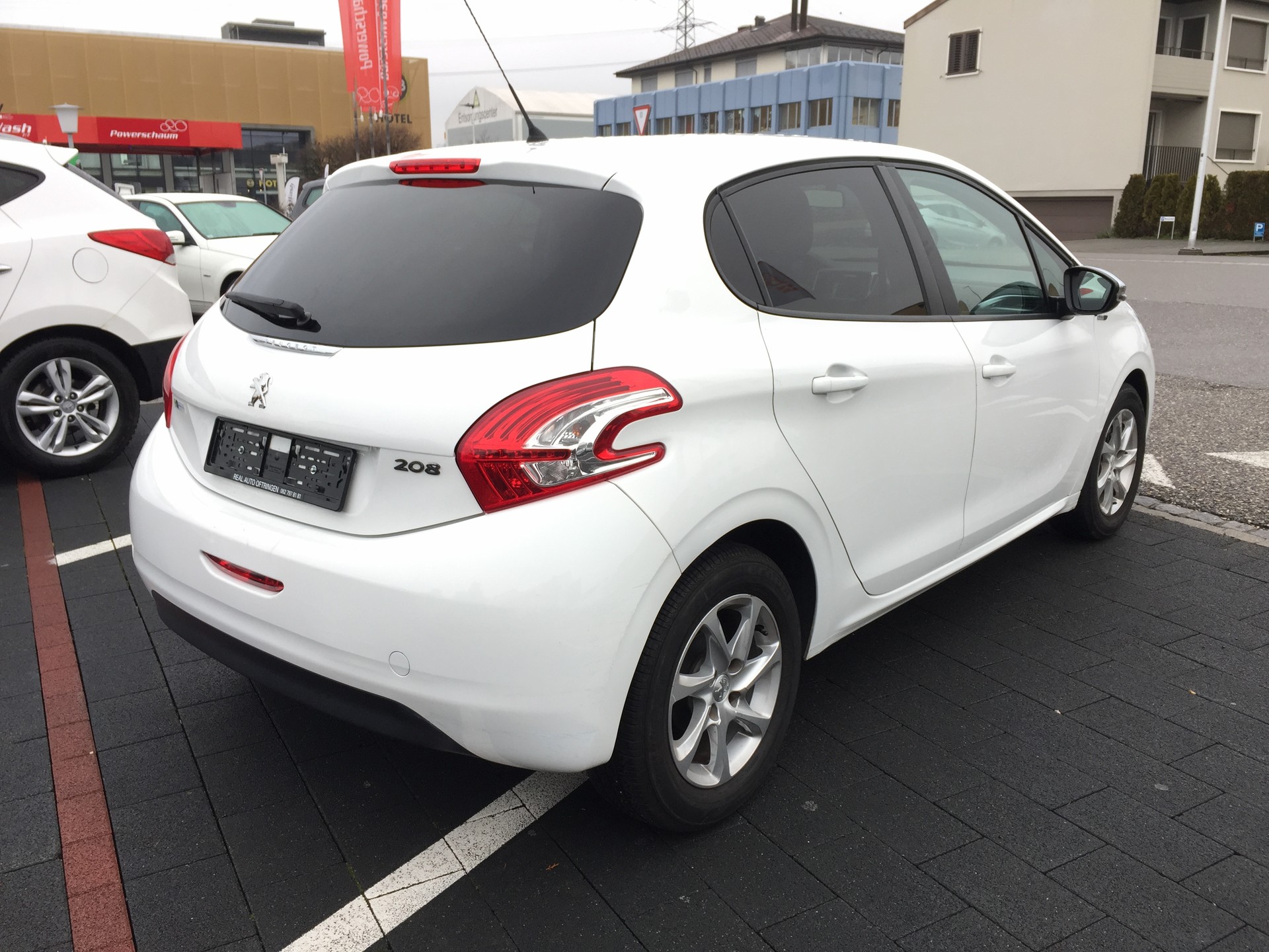 PEUGEOT 208 1.2 VTI Style-image-4