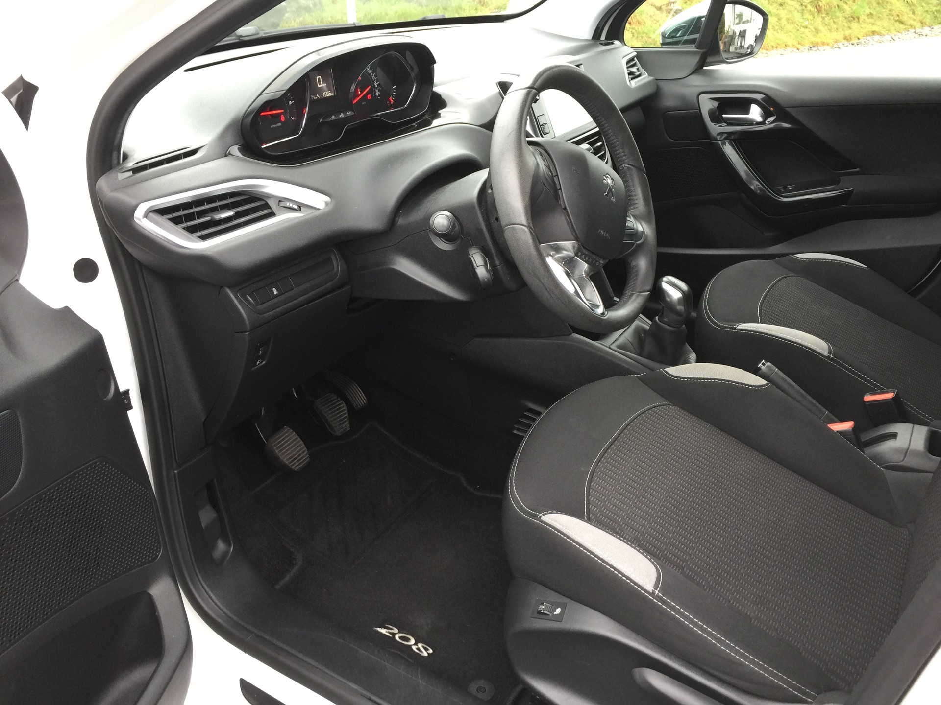 PEUGEOT 208 1.2 VTI Style-image-11