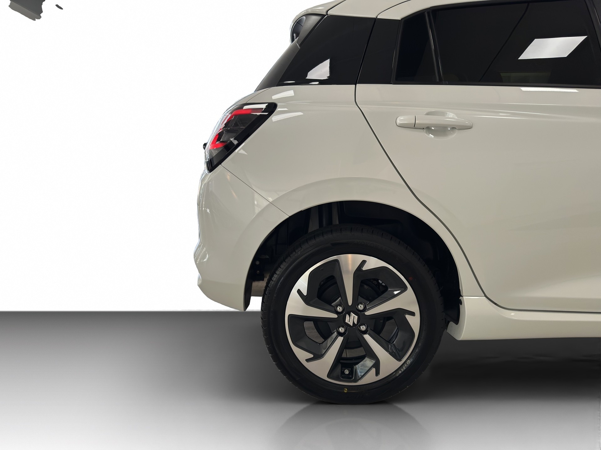 SUZUKI Swift 1.2 Sakura Top Hybrid 4x4-image-11