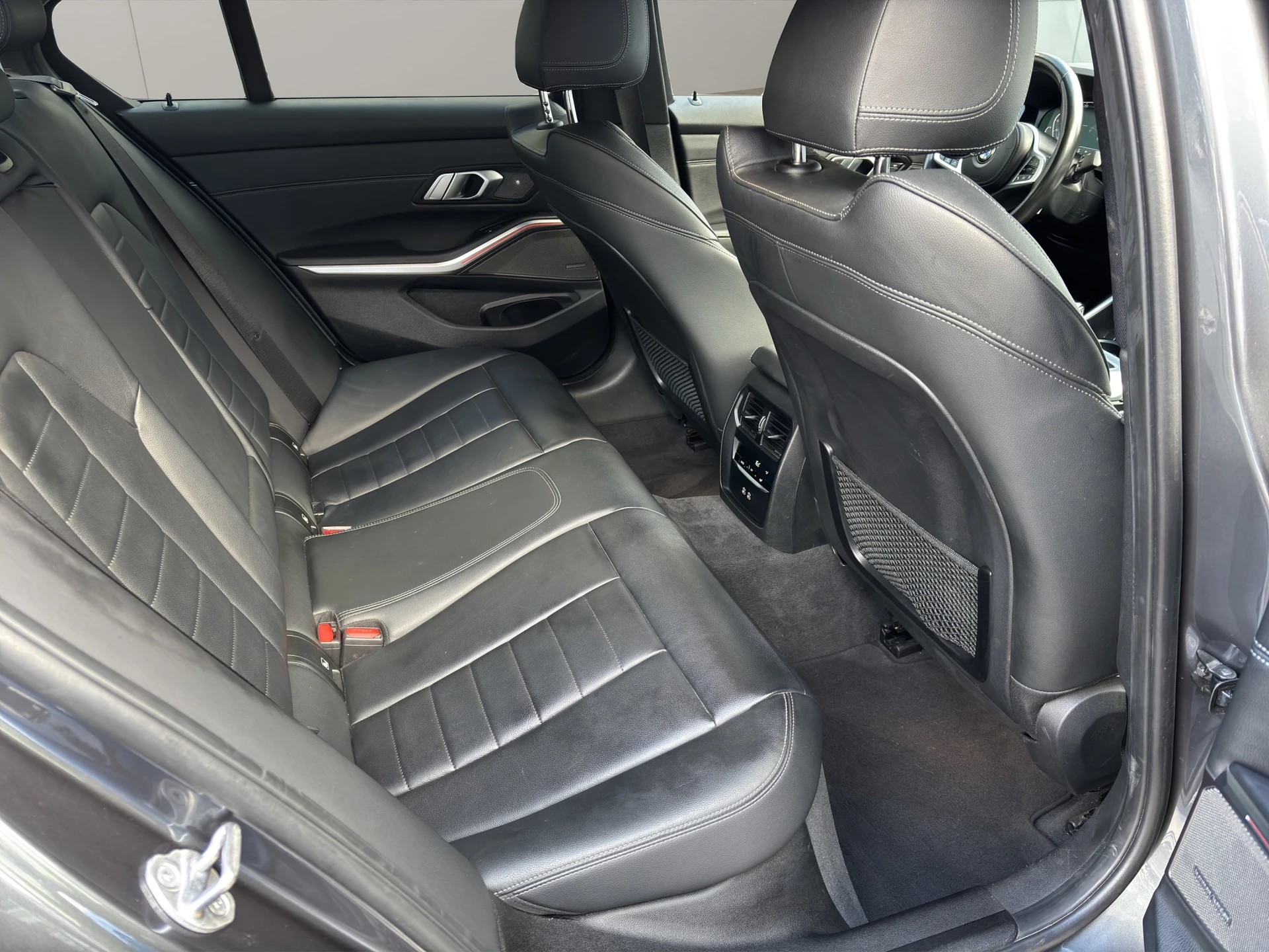BMW 330e xDrive M Sport Steptronic-image-22