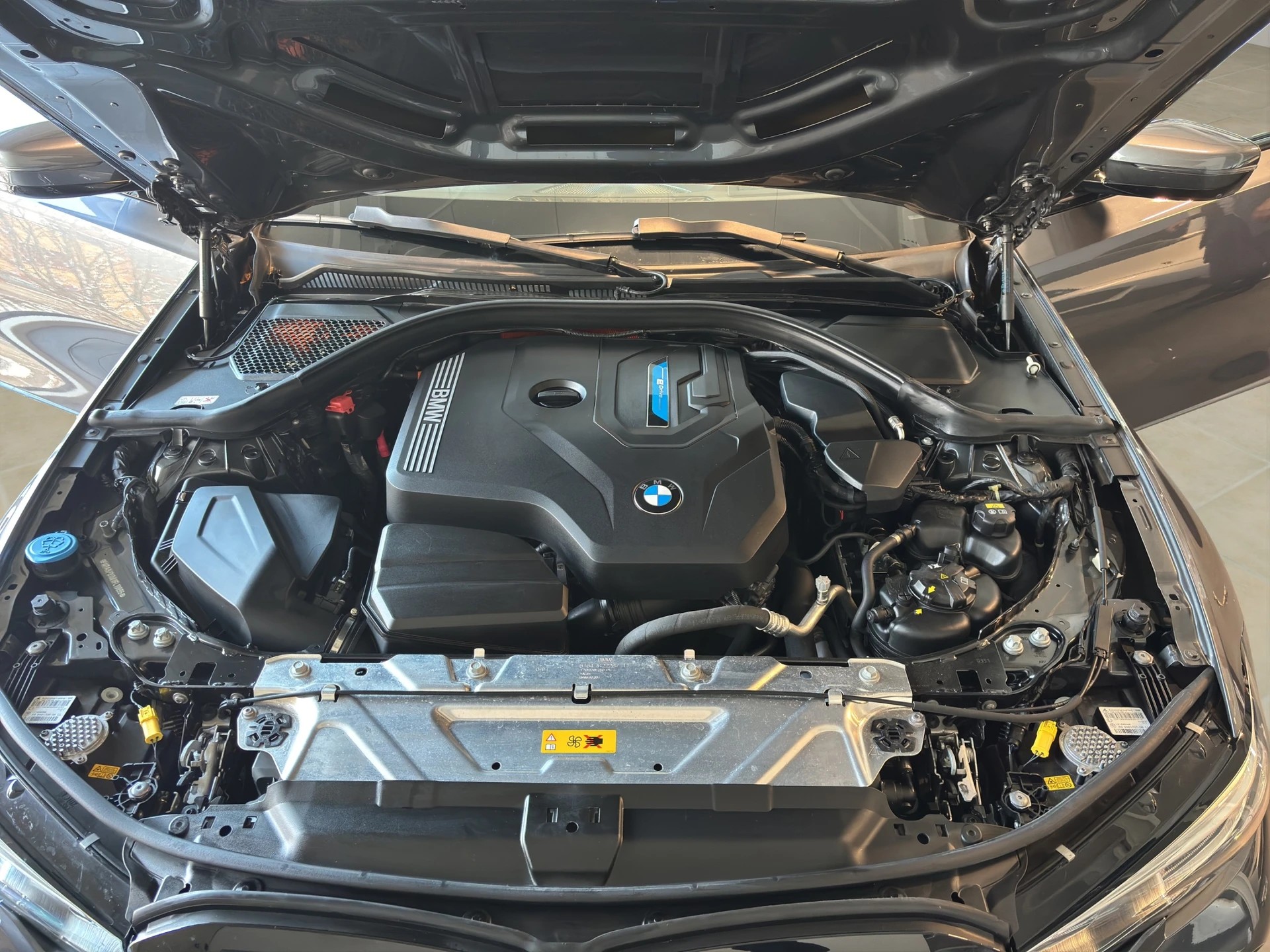 BMW 330e xDrive M Sport Steptronic-image-16
