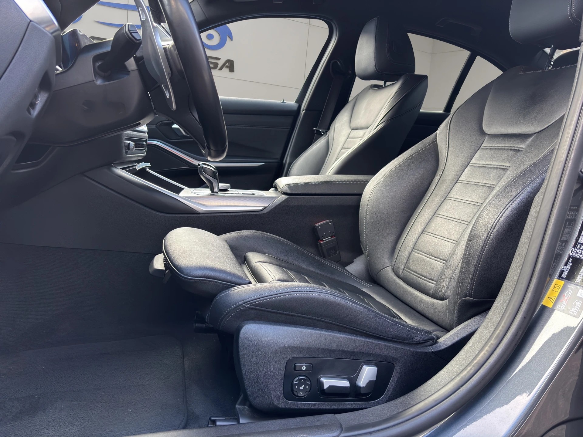 BMW 330e xDrive M Sport Steptronic-image-13