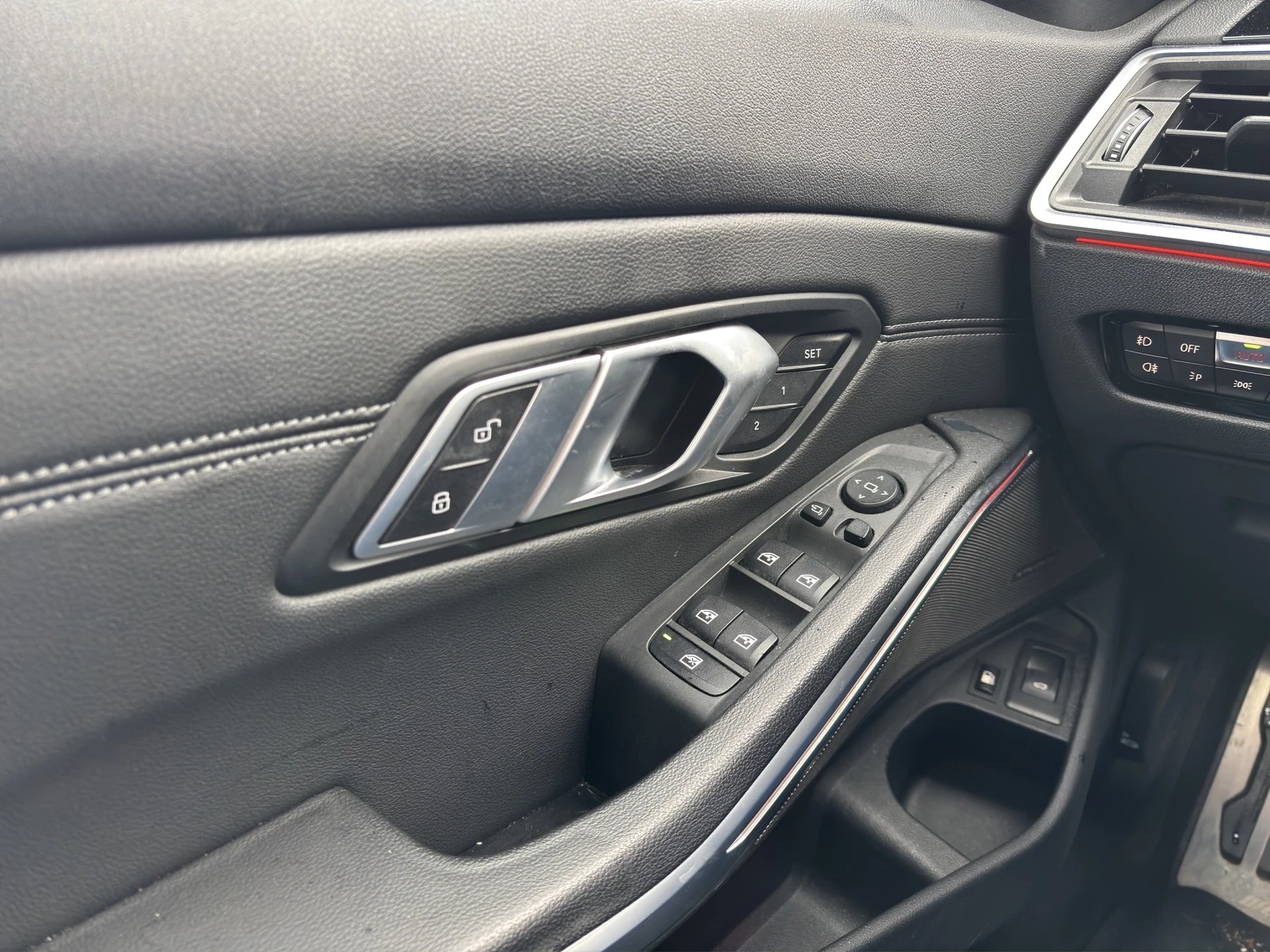BMW 330e xDrive M Sport Steptronic-image-12